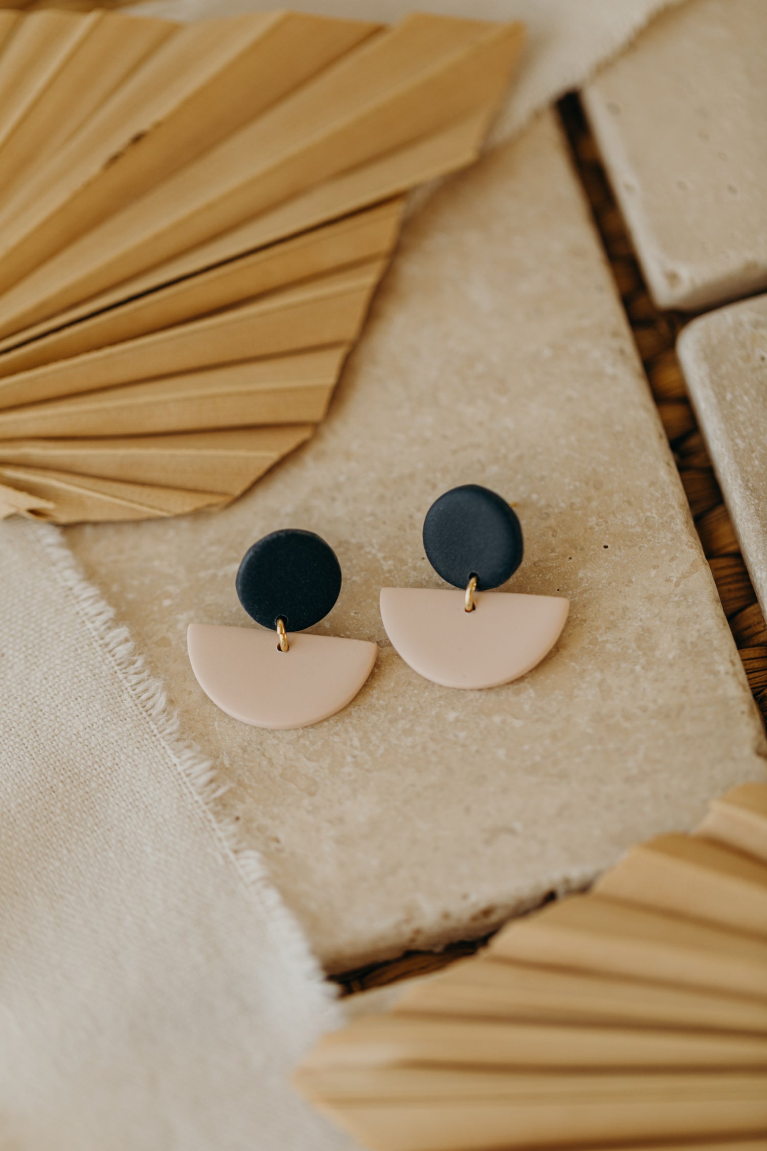 TAMARA - zweifarbige Polymer Ton Ohrringe in Dunkelblau und hellem Rosa