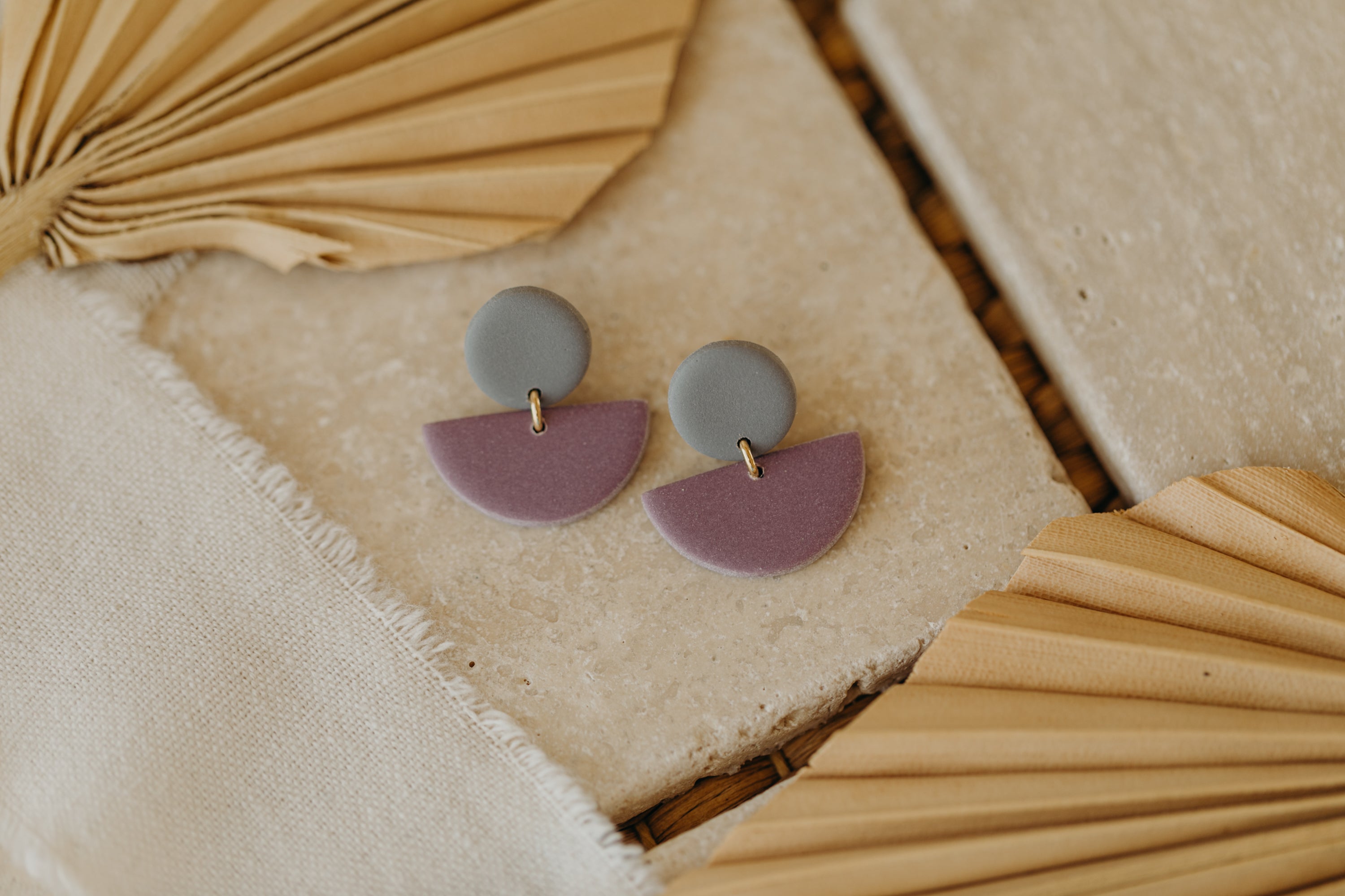 TAMARA - zweifarbige Polymer Ton Ohrringe in Grau und hellem Lila