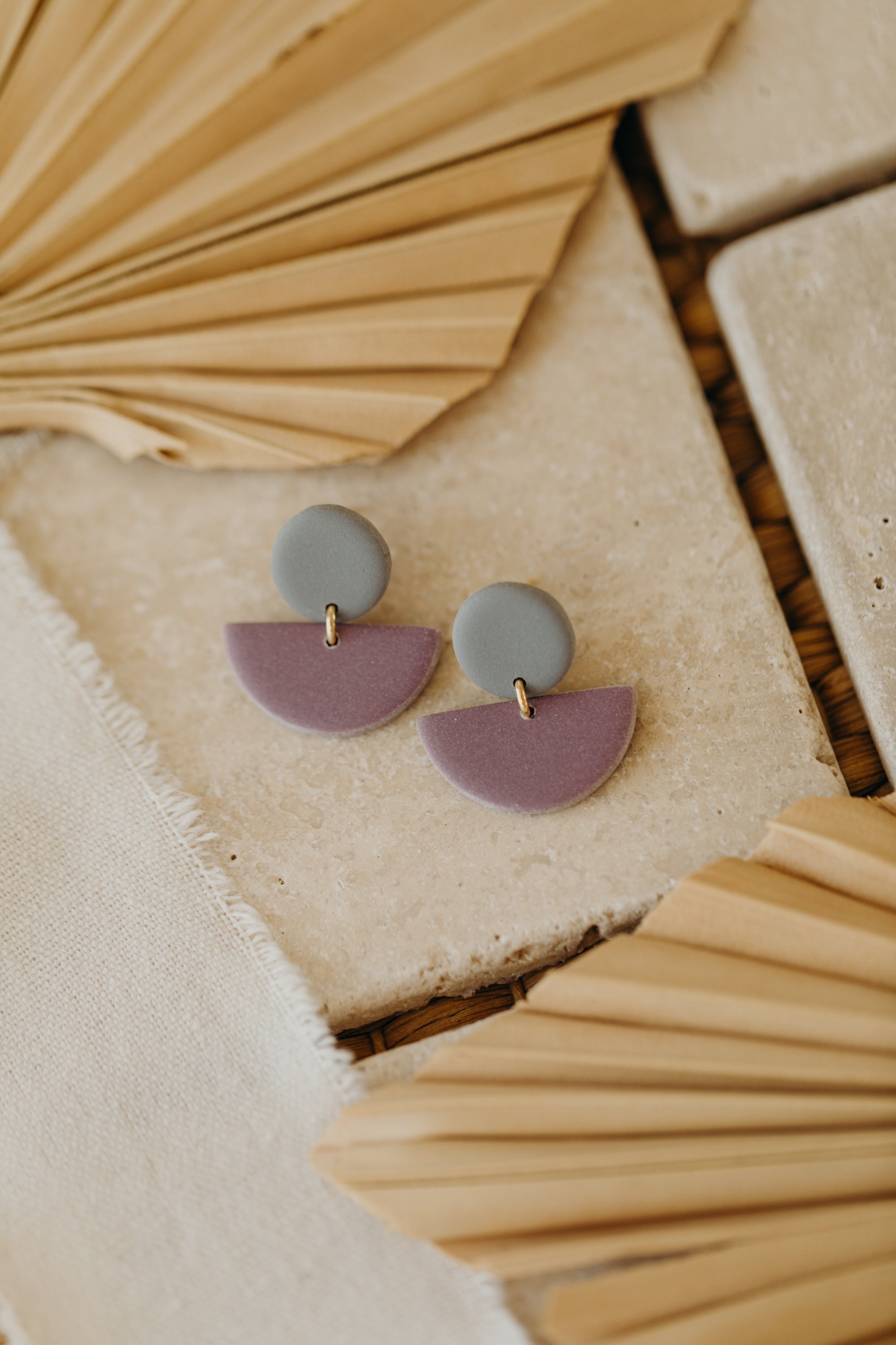 TAMARA - zweifarbige Polymer Ton Ohrringe in Grau und hellem Lila