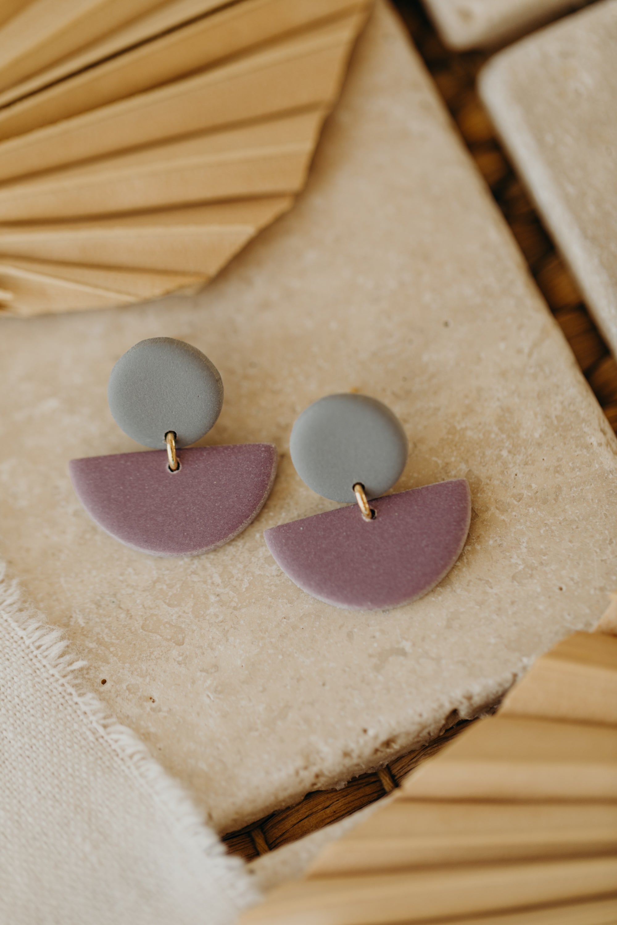 TAMARA - zweifarbige Polymer Ton Ohrringe in Grau und hellem Lila