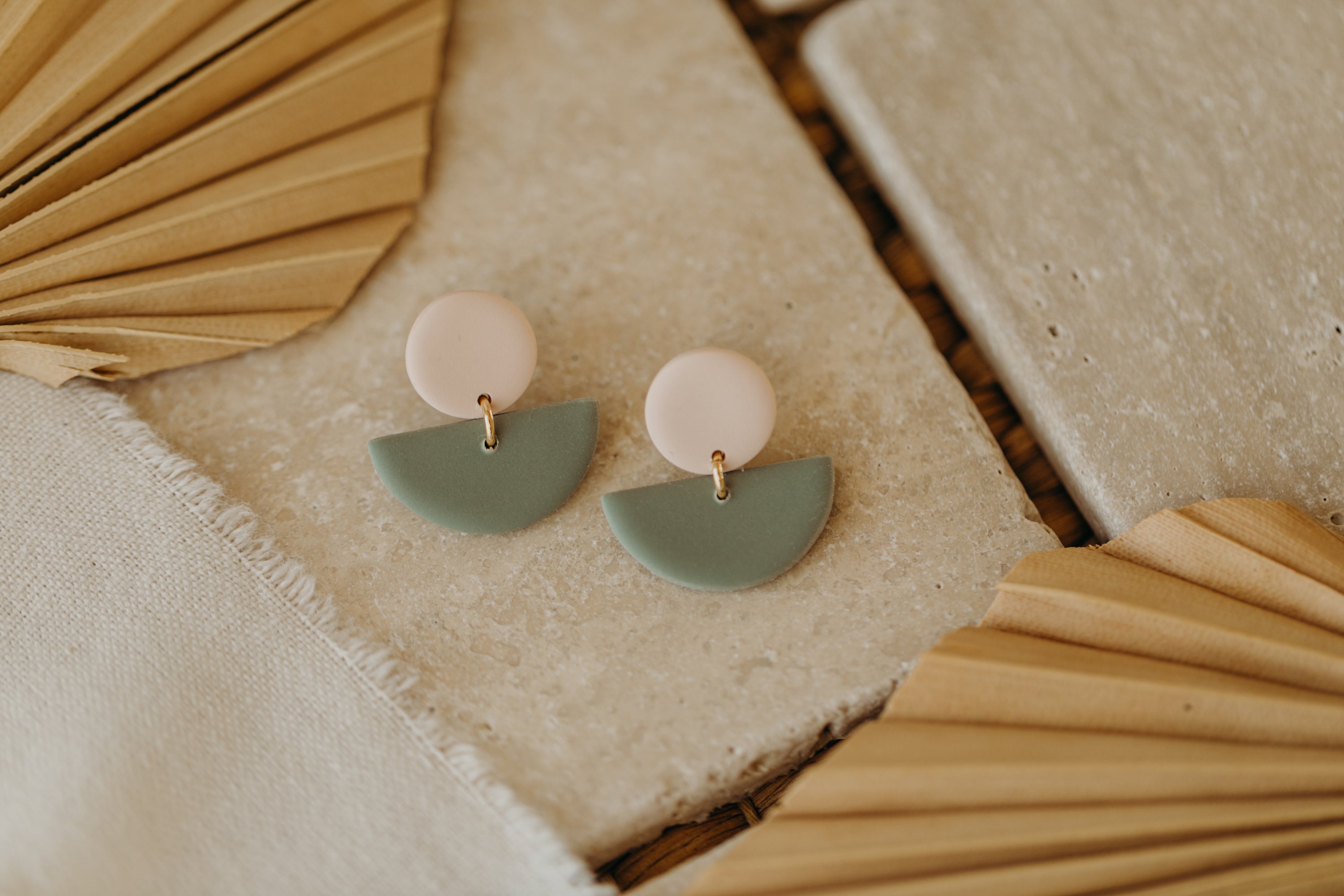 TAMARA - zweifarbige Polymer Ton Ohrringe in hellem Rosa und Eukalyptus Grün