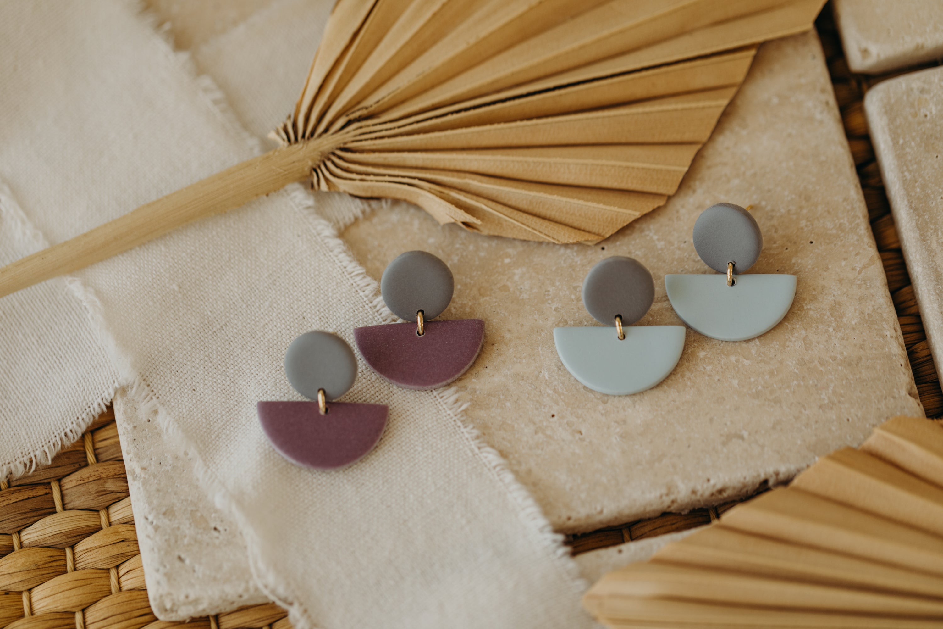 TAMARA - zweifarbige Polymer Ton Ohrringe in Grau und hellem Lila