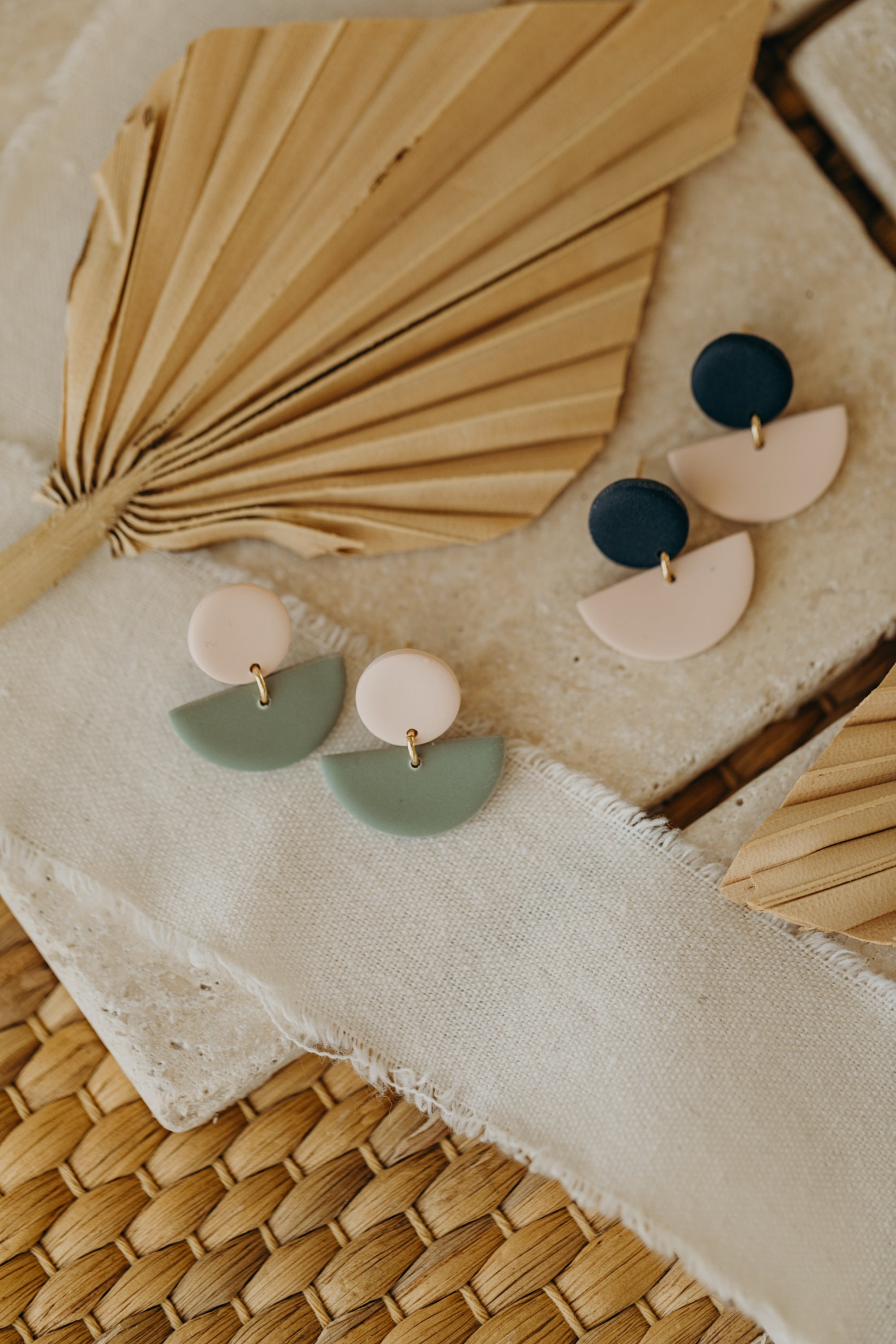 TAMARA - zweifarbige Polymer Ton Ohrringe in hellem Rosa und Eukalyptus Grün