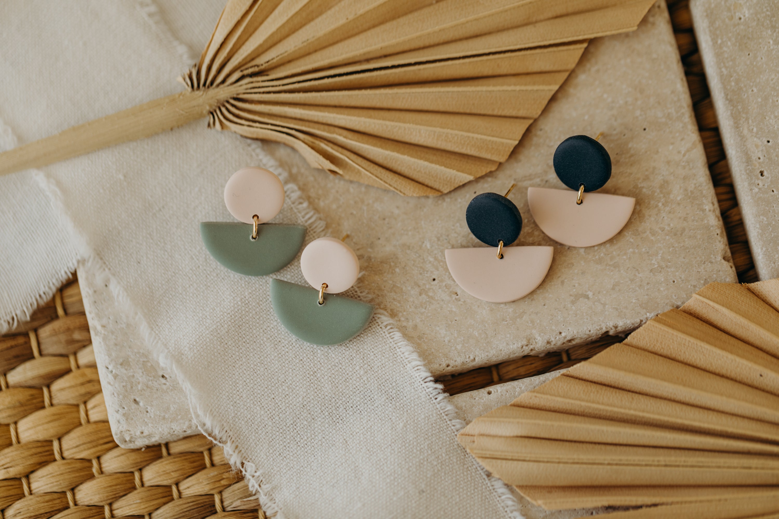 TAMARA - zweifarbige Polymer Ton Ohrringe in Dunkelblau und hellem Rosa