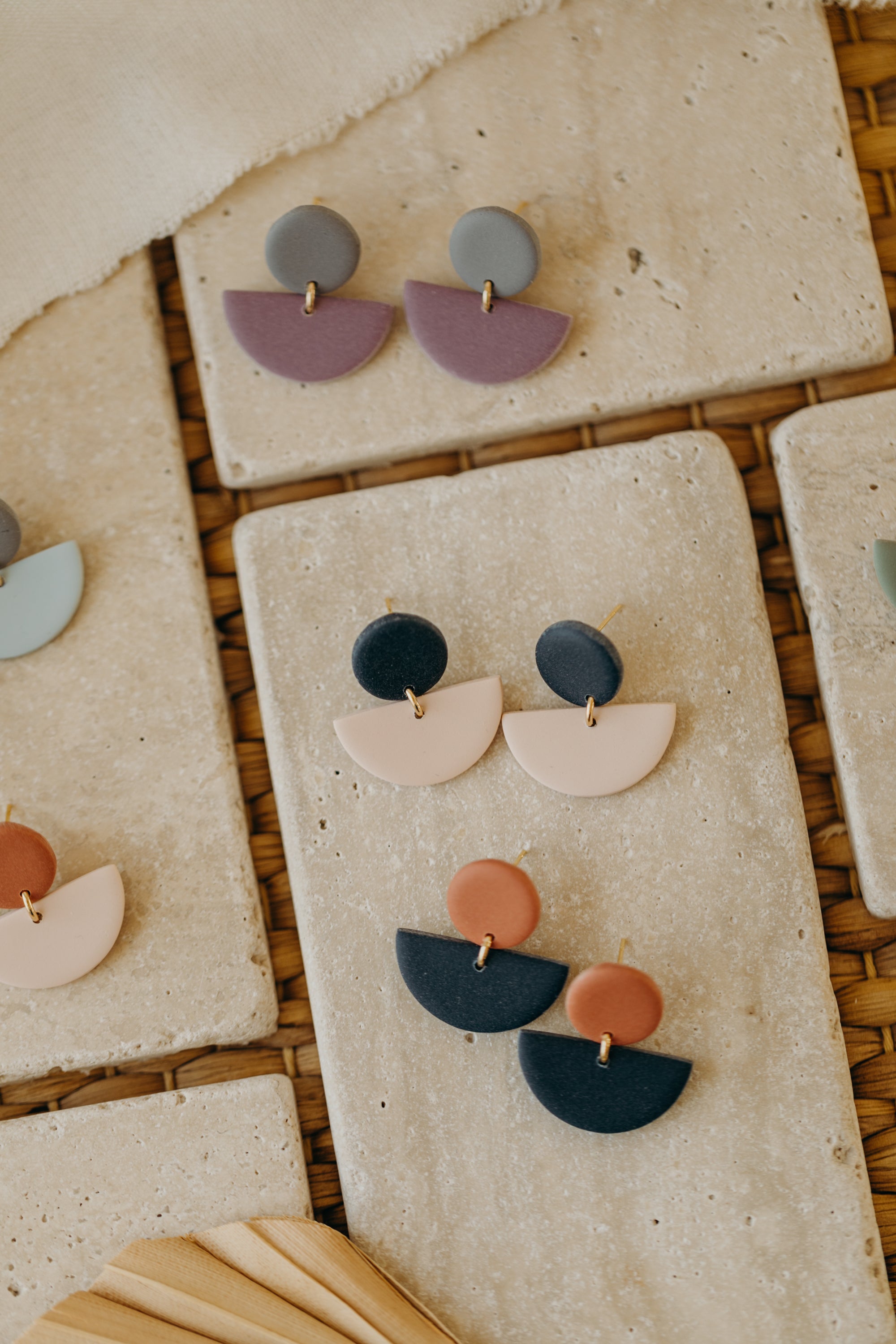 TAMARA - zweifarbige Polymer Ton Ohrringe in Grau und hellem Lila