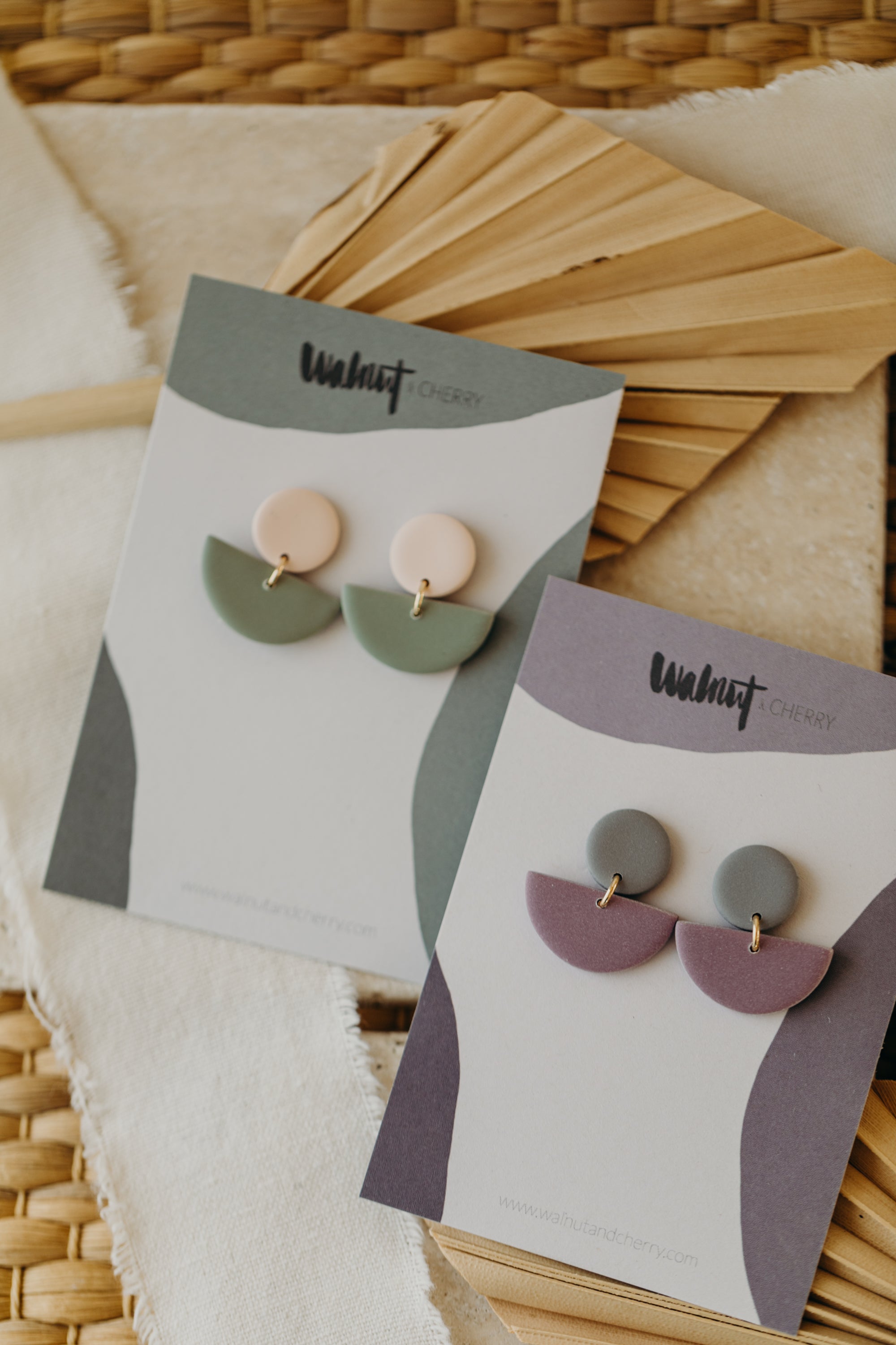 TAMARA - zweifarbige Polymer Ton Ohrringe in hellem Rosa und Eukalyptus Grün