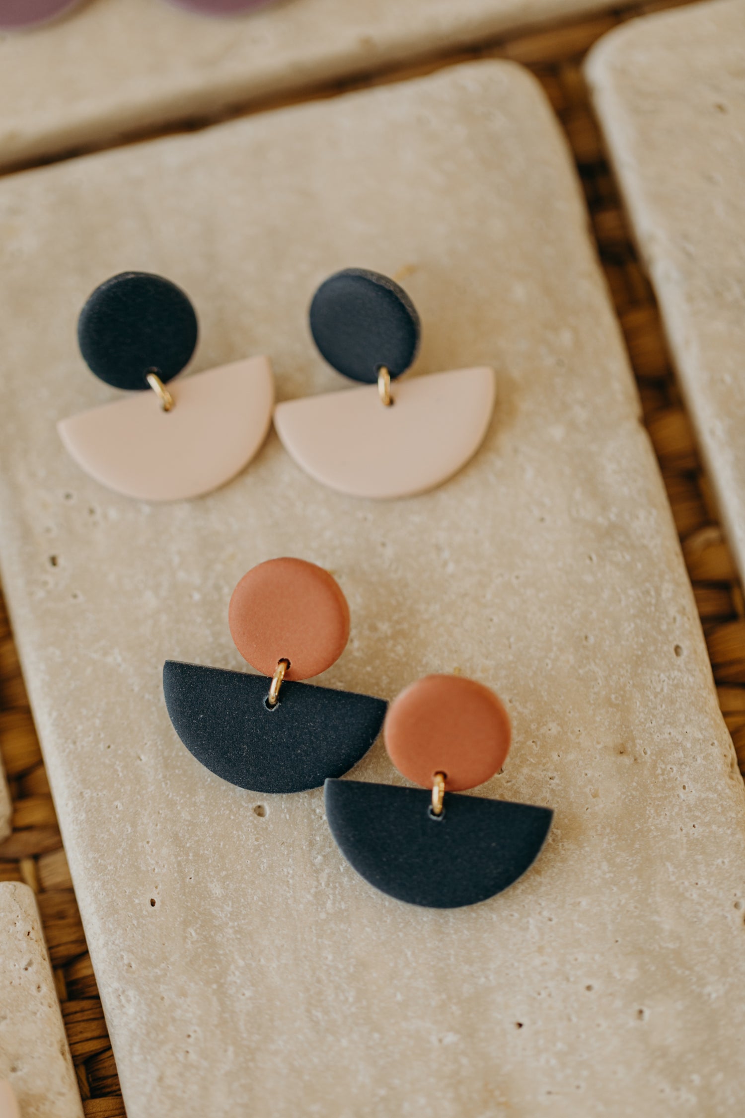 TAMARA - zweifarbige Polymer Ton Ohrringe in Dunkelblau und hellem Rosa