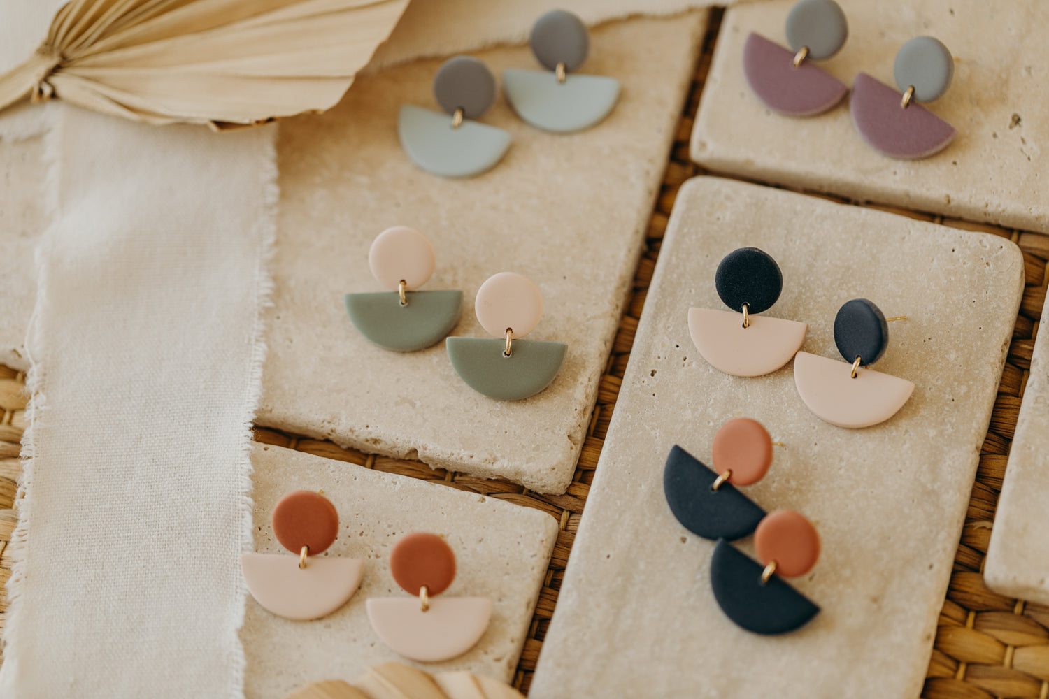 TAMARA - zweifarbige Polymer Ton Ohrringe in Dunkelblau und hellem Rosa