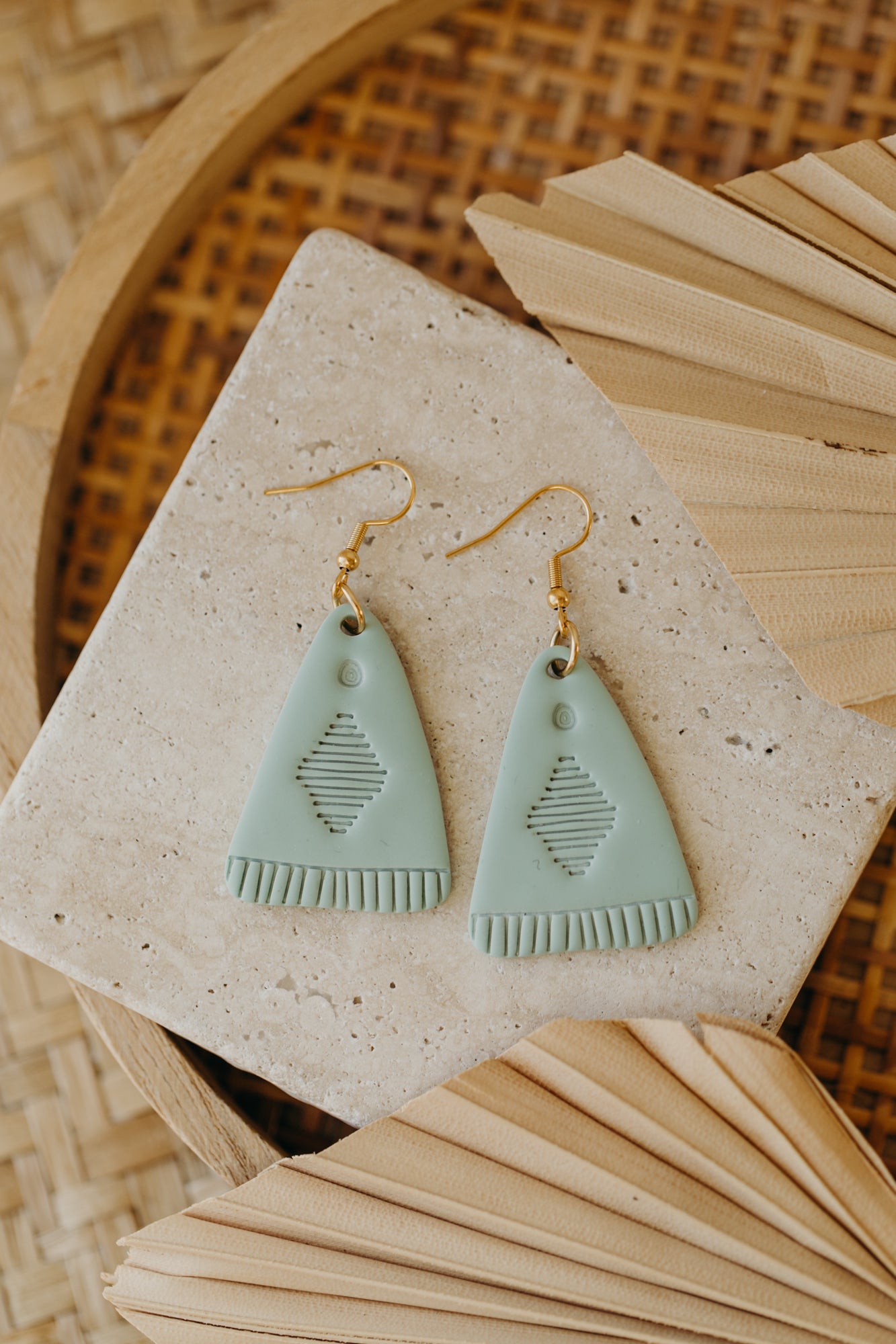 TOSCHA - Boho Ohrringe in Salbeigrün