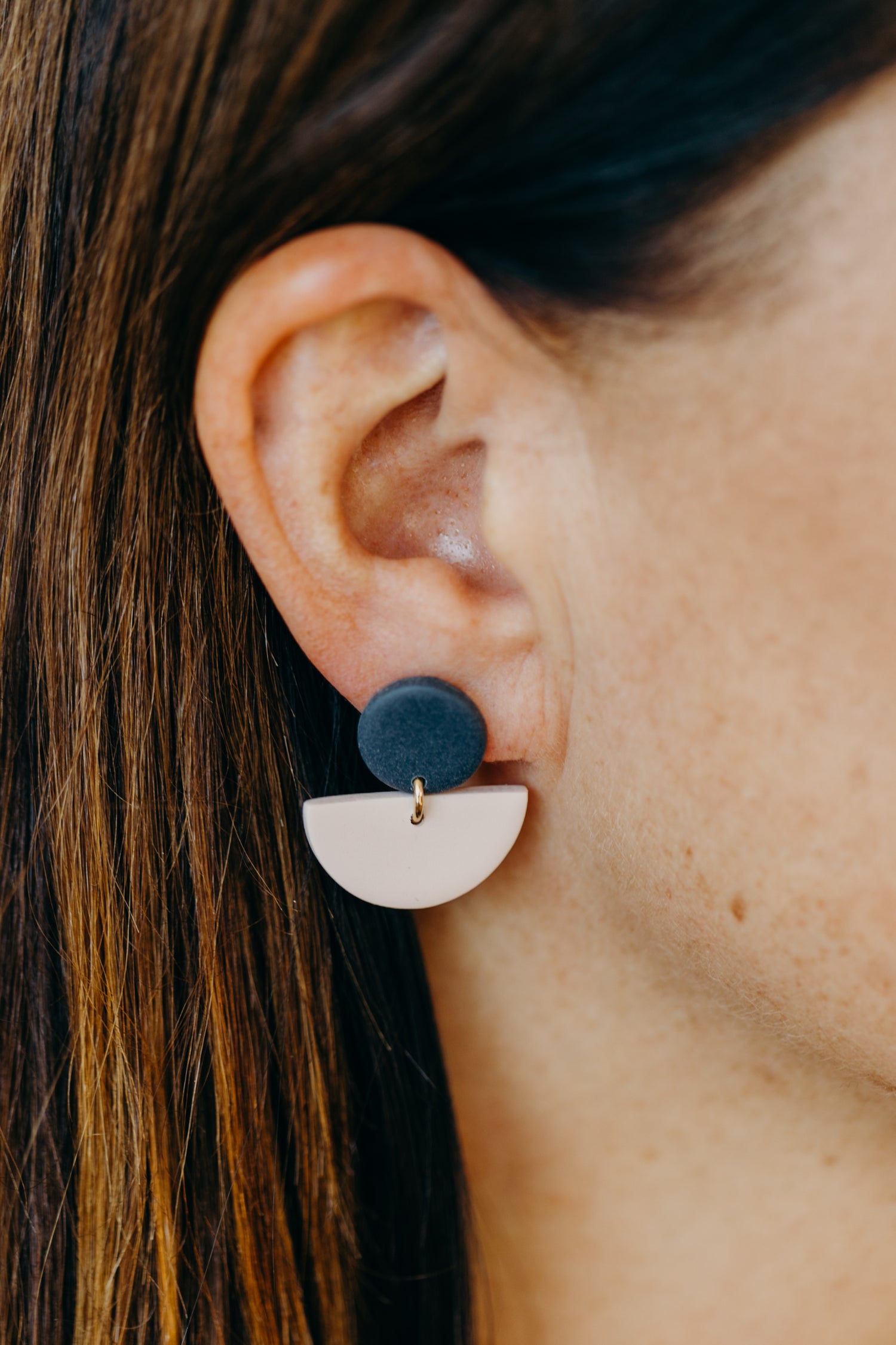 TAMARA - zweifarbige Polymer Ton Ohrringe in Dunkelblau und hellem Rosa