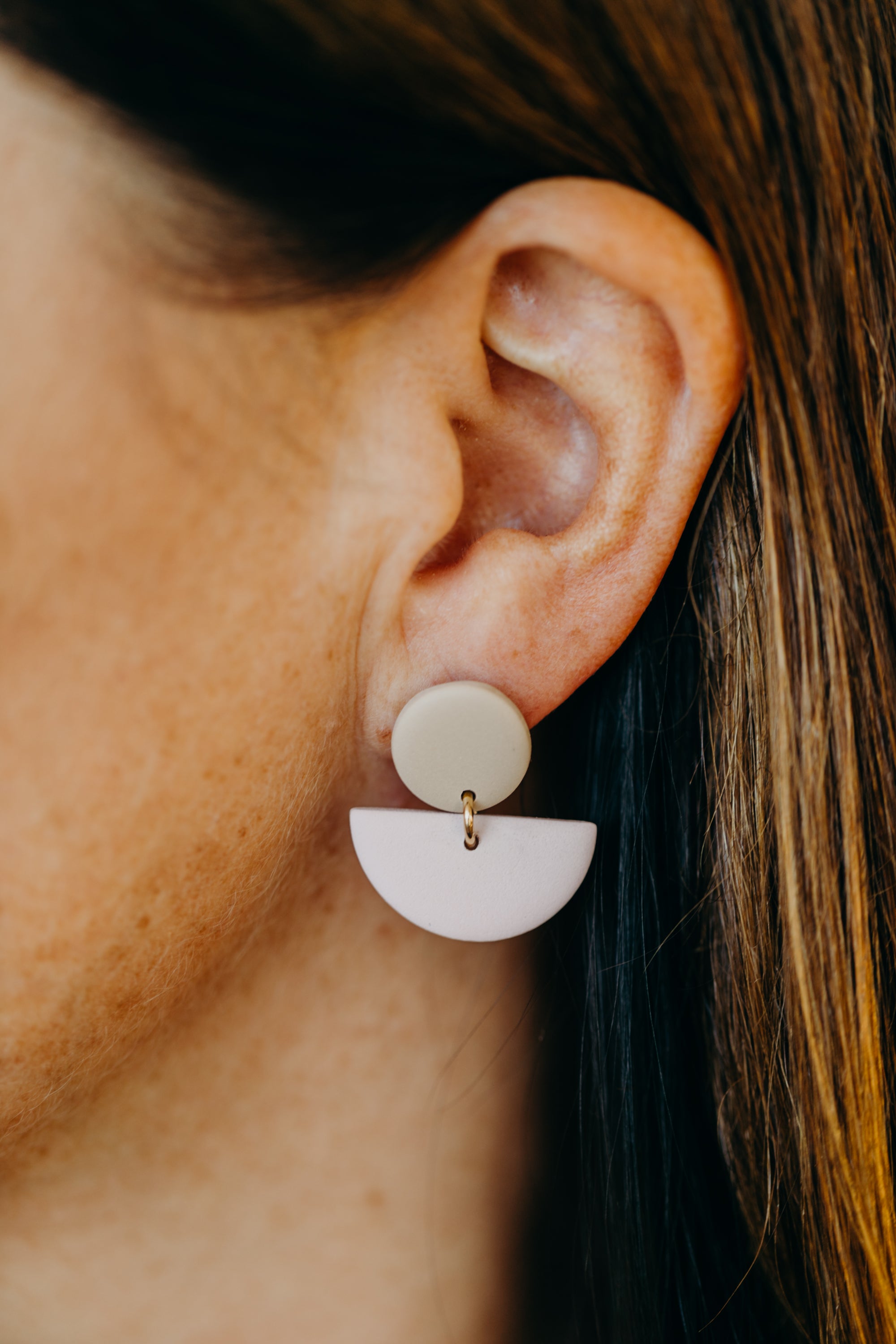 TAMARA - zweifarbige Polymer Ton Ohrringe in Kieselstein und hellem Rosa