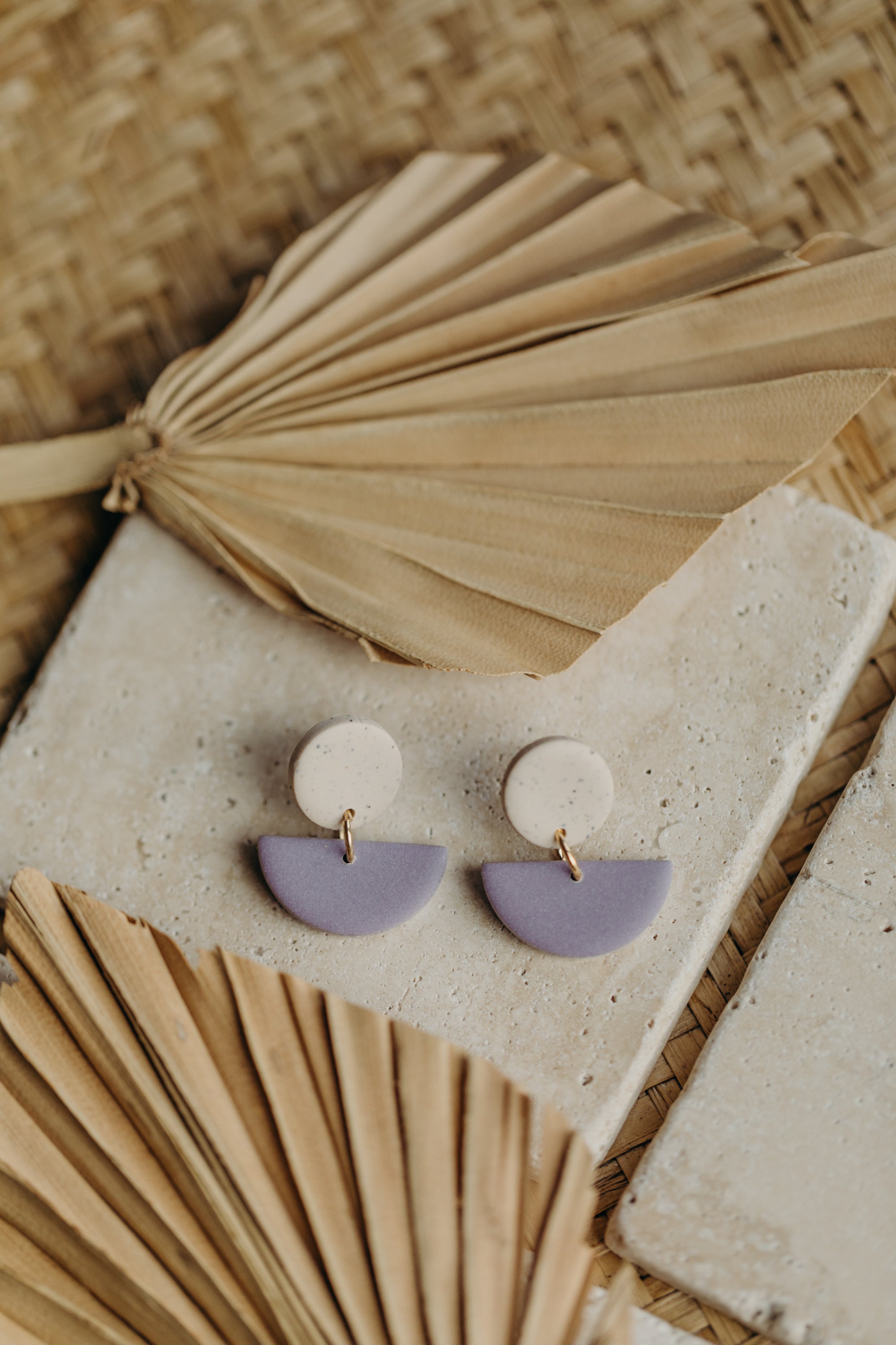 TAMARA - zweifarbige Polymer Ton Ohrringe in Kalk und Hellem Lila