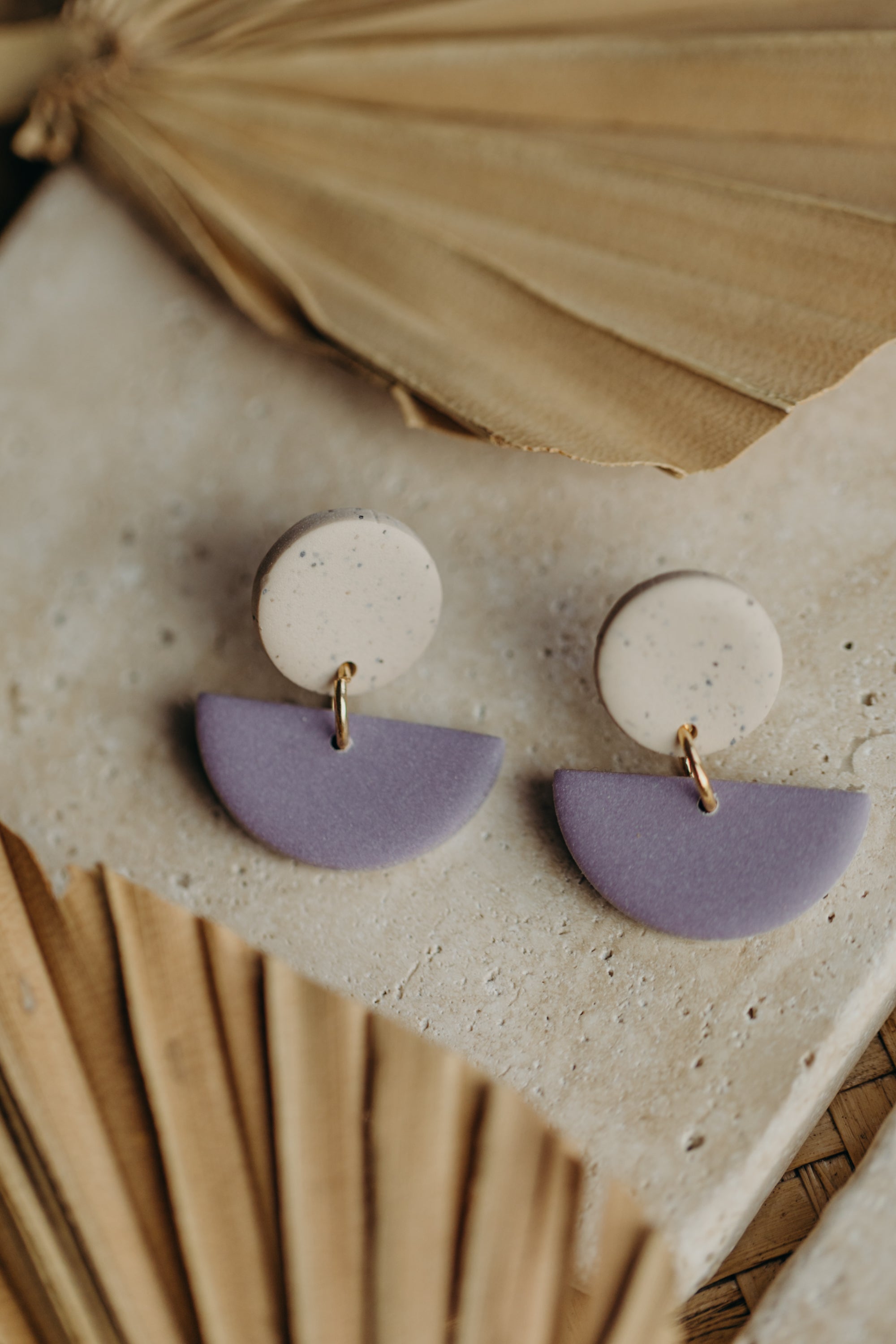 TAMARA - zweifarbige Polymer Ton Ohrringe in Kalk und Hellem Lila