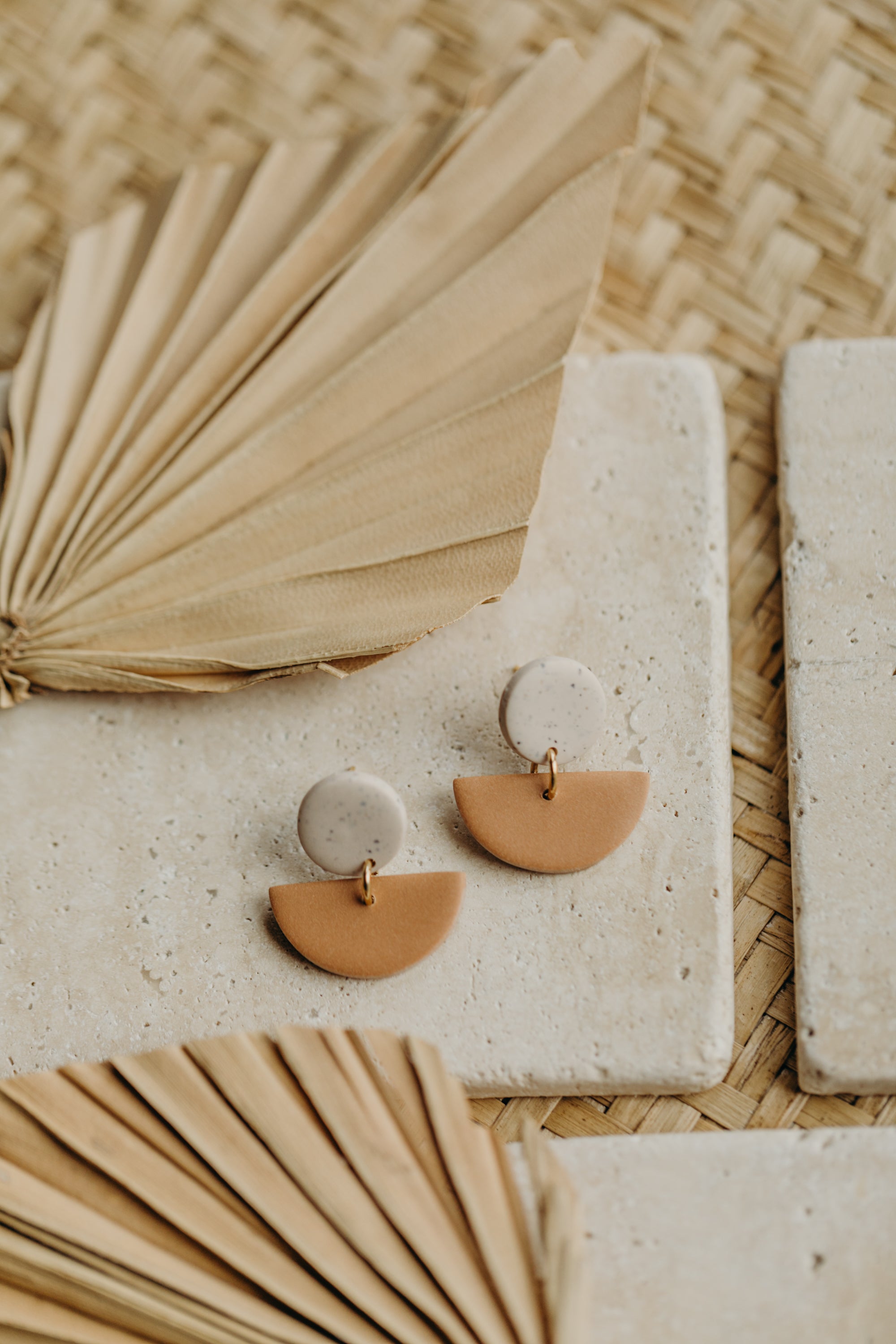 TAMARA - zweifarbige Polymer Ton Ohrringe in Kalk und Softe Mandarine