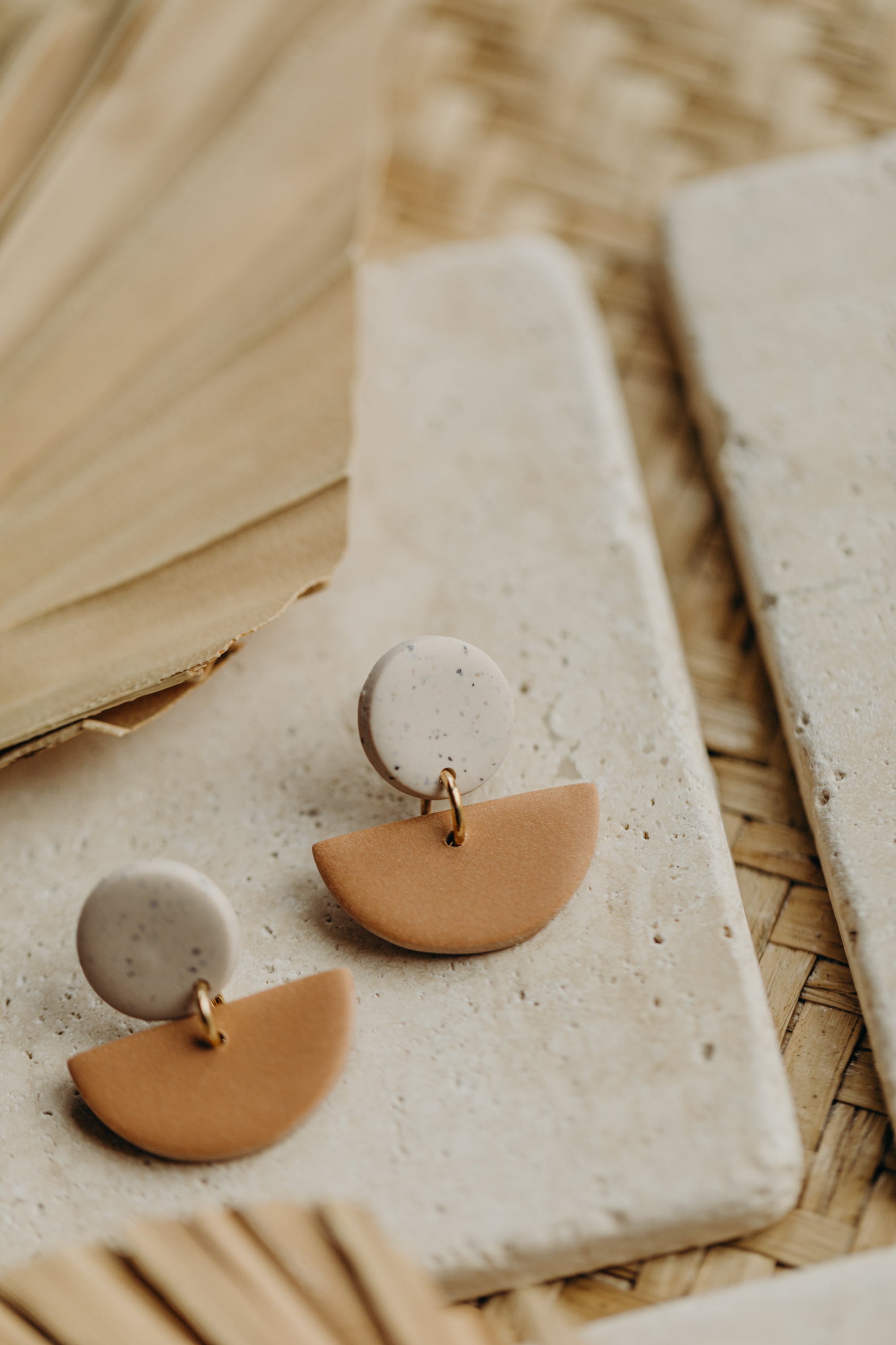 TAMARA - zweifarbige Polymer Ton Ohrringe in Kalk und Softe Mandarine