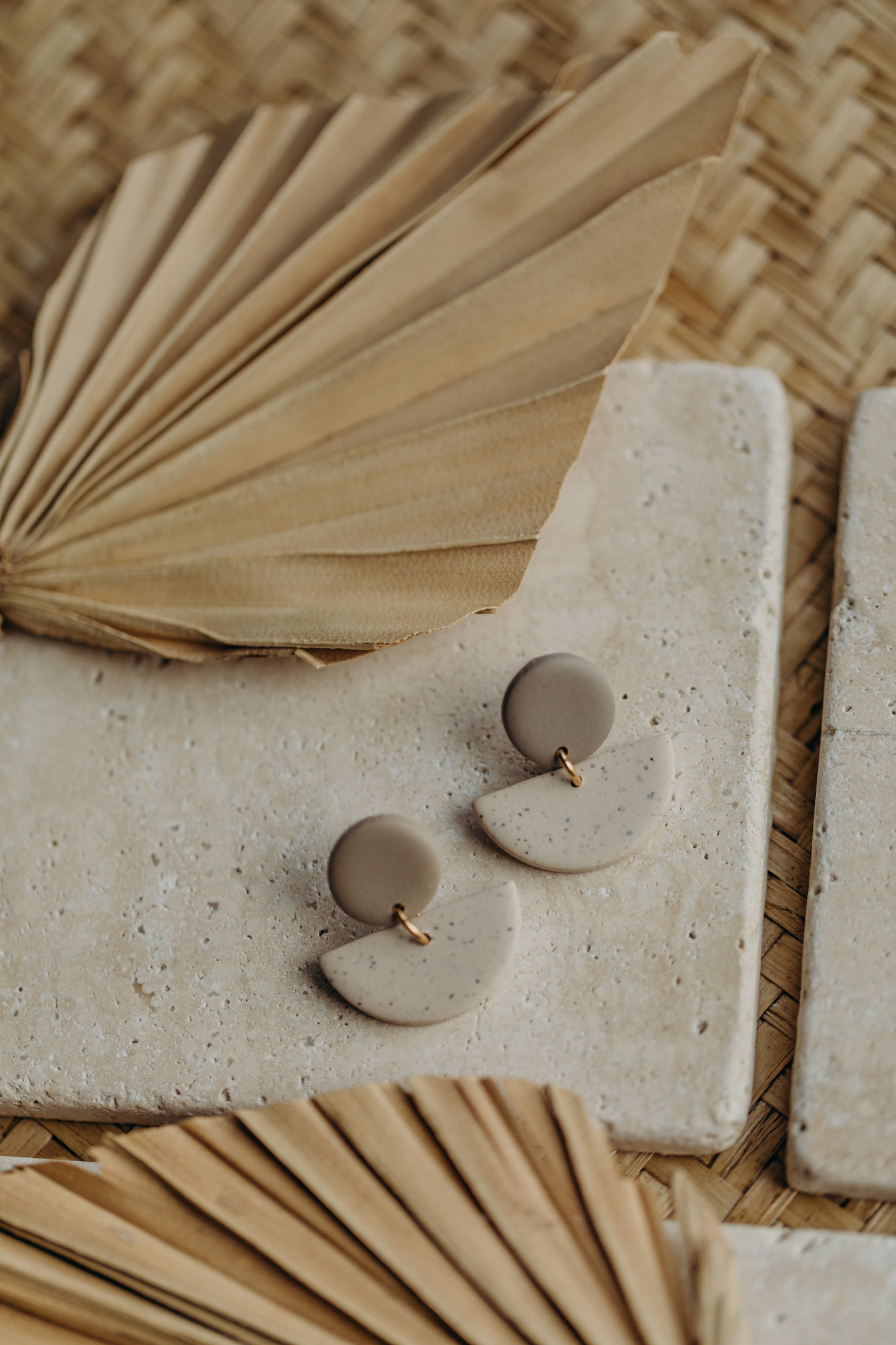 TAMARA - zweifarbige Polymer Ton Ohrringe in Kieselstein und Kalk