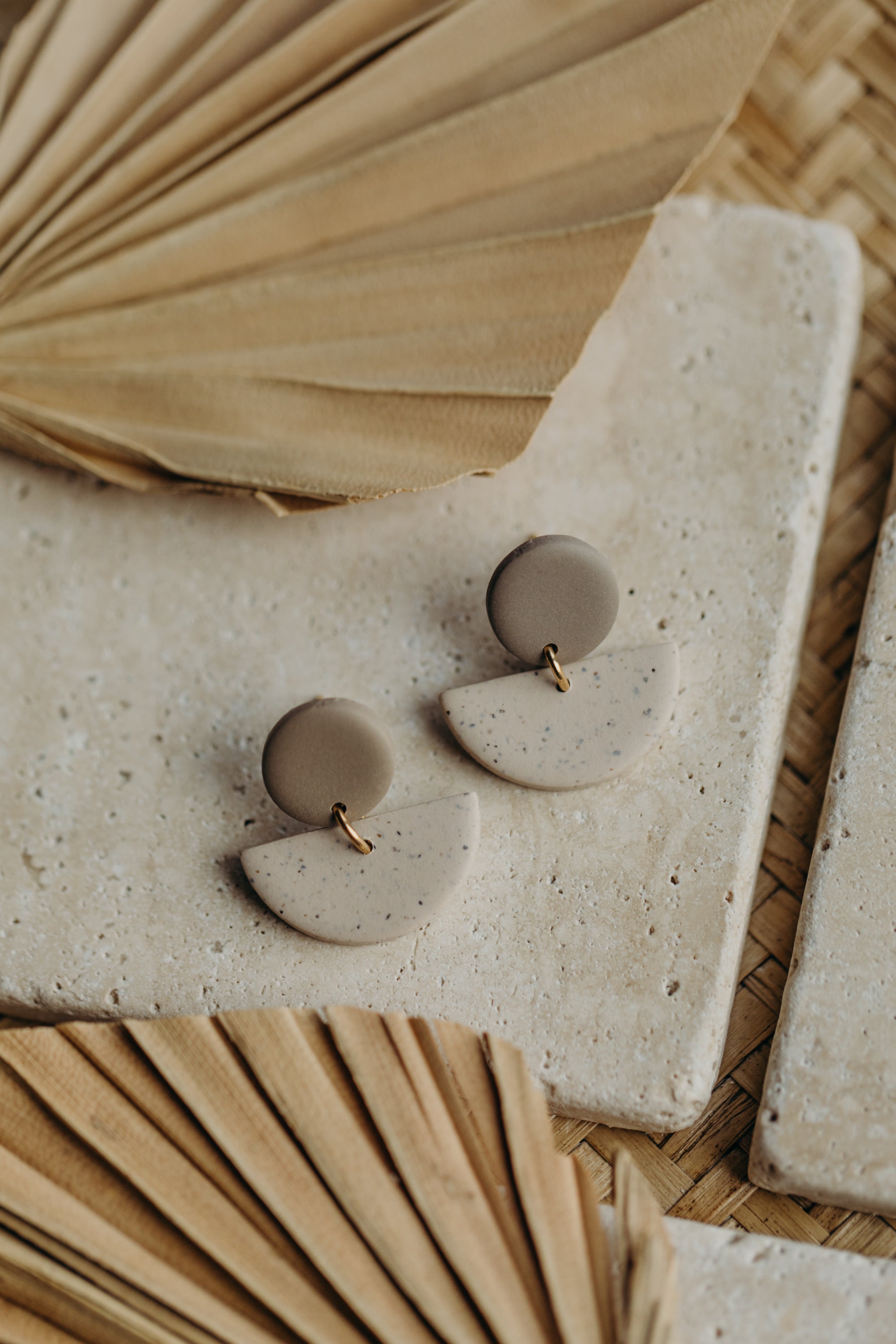 TAMARA - zweifarbige Polymer Ton Ohrringe in Kieselstein und Kalk