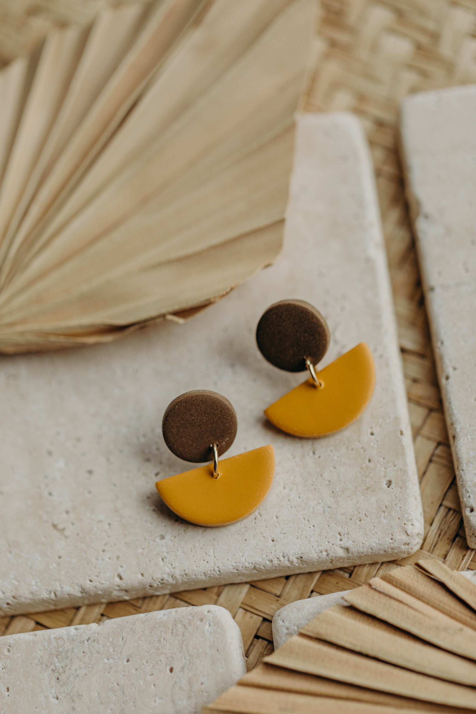 TAMARA - zweifarbige Polymer Ton Ohrringe in Dunkelbraun und Senfgelb