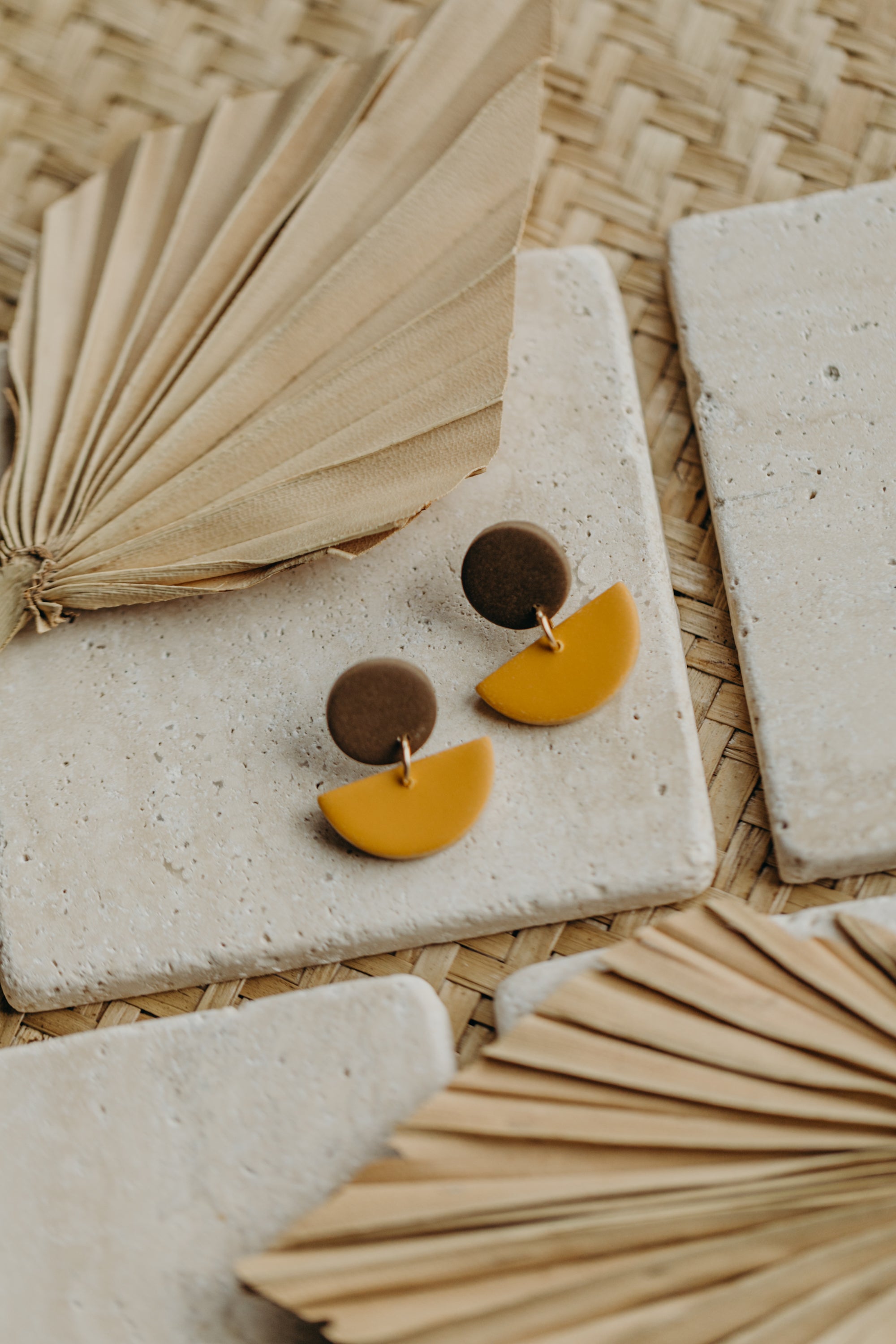 TAMARA - zweifarbige Polymer Ton Ohrringe in Dunkelbraun und Senfgelb