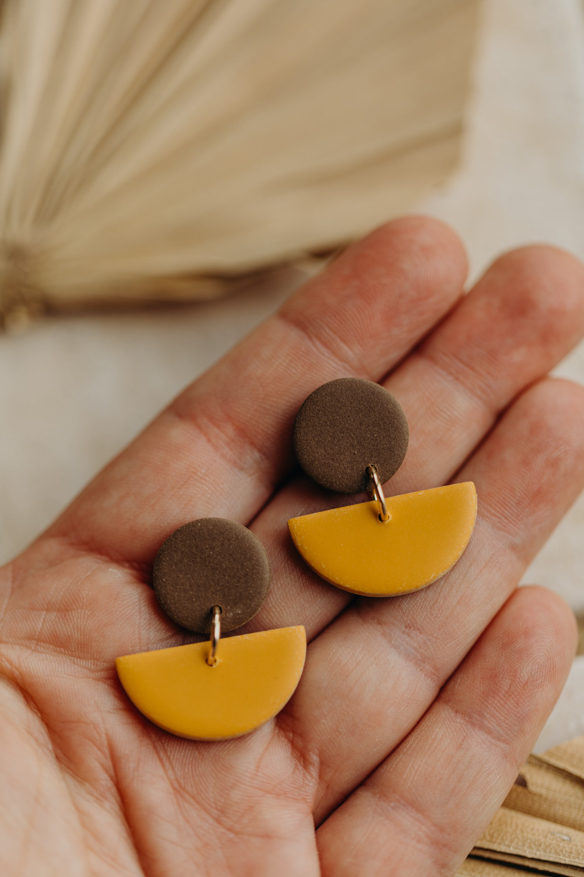 TAMARA - zweifarbige Polymer Ton Ohrringe in Dunkelbraun und Senfgelb