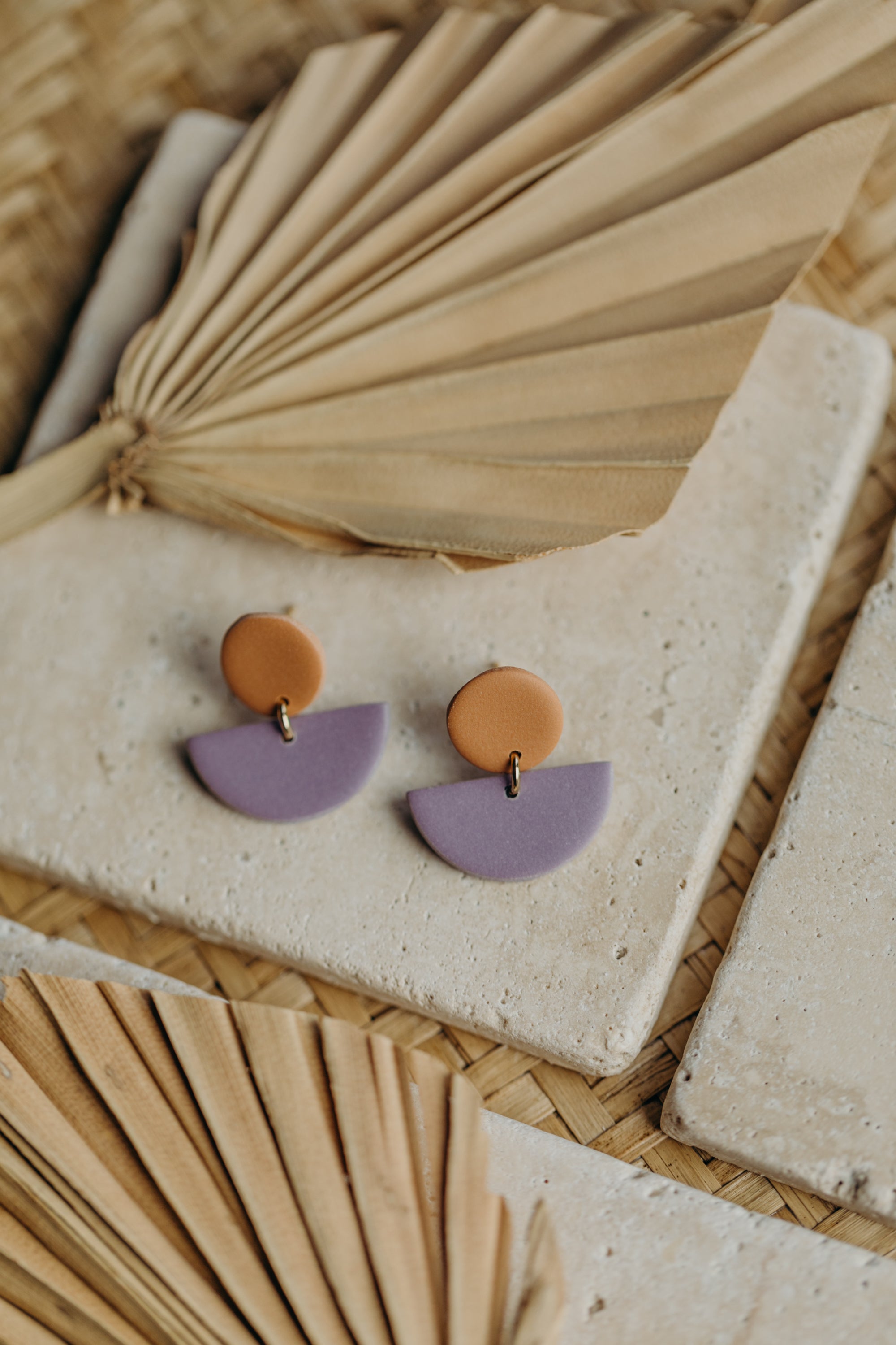 TAMARA - zweifarbige Polymer Ton Ohrringe in Softe Mandarine und Helles Lila