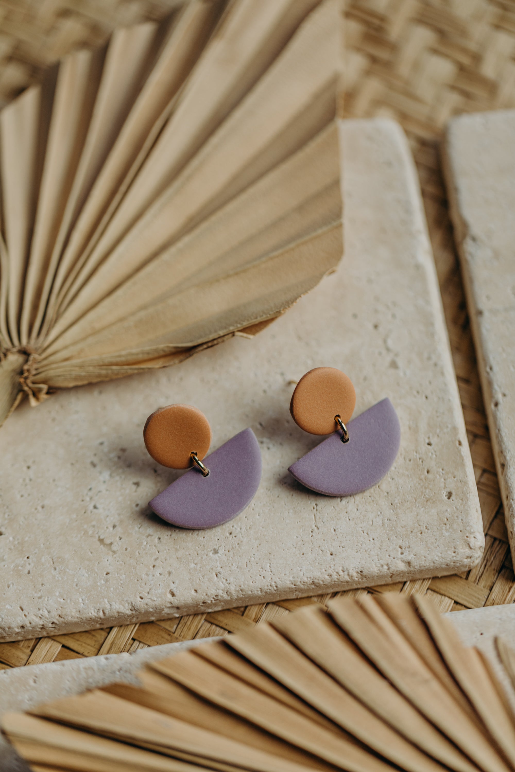 TAMARA - zweifarbige Polymer Ton Ohrringe in Softe Mandarine und Helles Lila