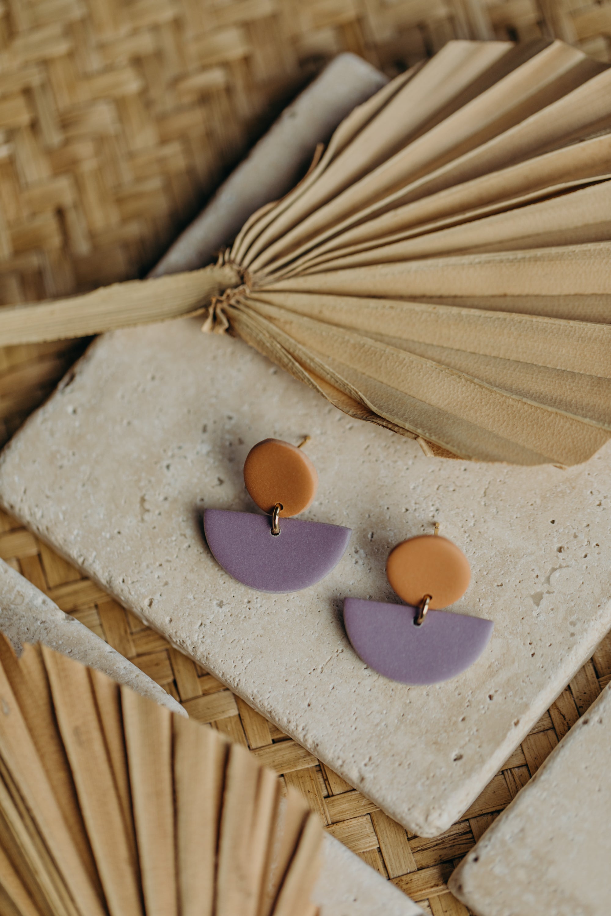 TAMARA - zweifarbige Polymer Ton Ohrringe in Softe Mandarine und Helles Lila