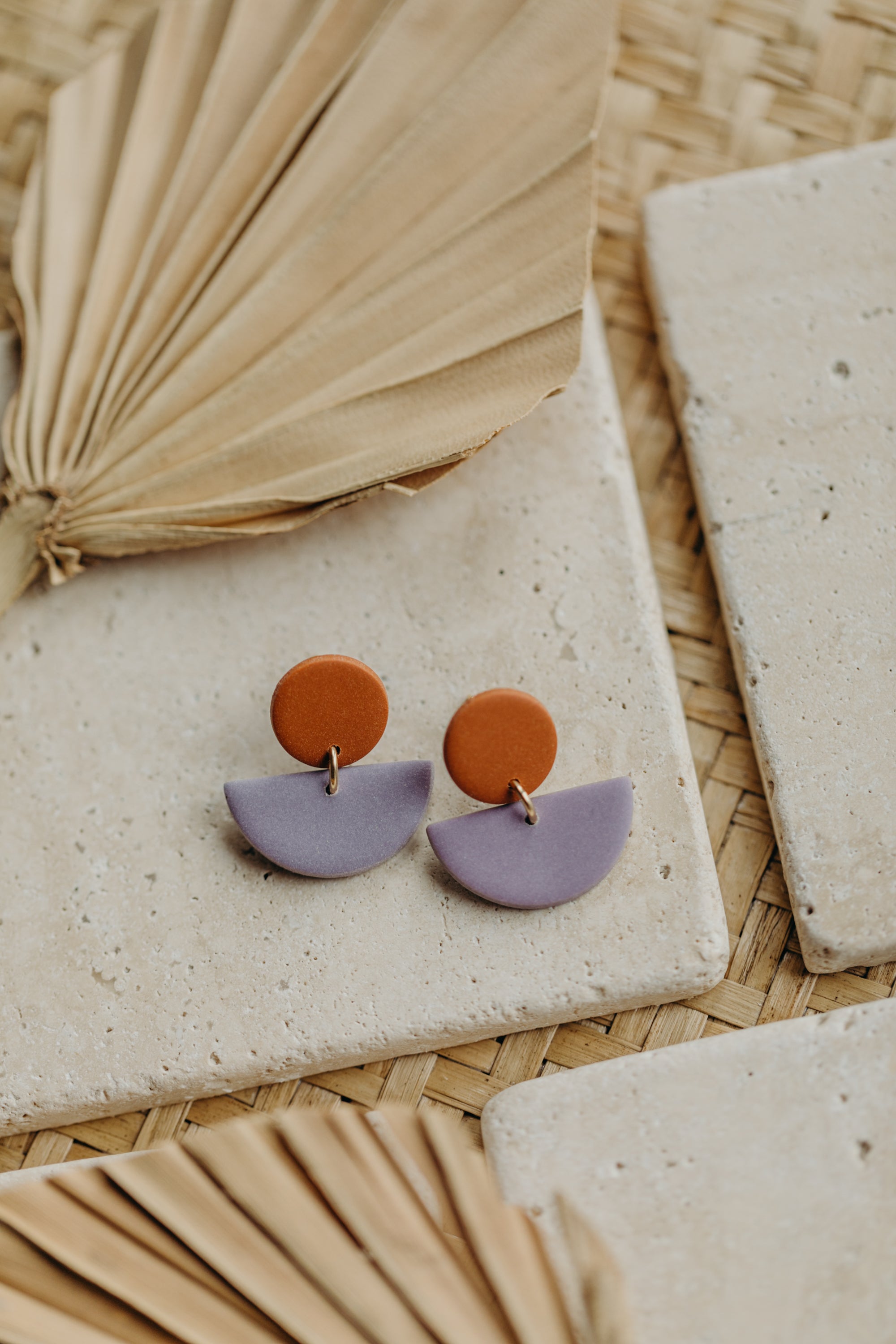 TAMARA - zweifarbige Polymer Ton Ohrringe in Zimt und Hellem Lila