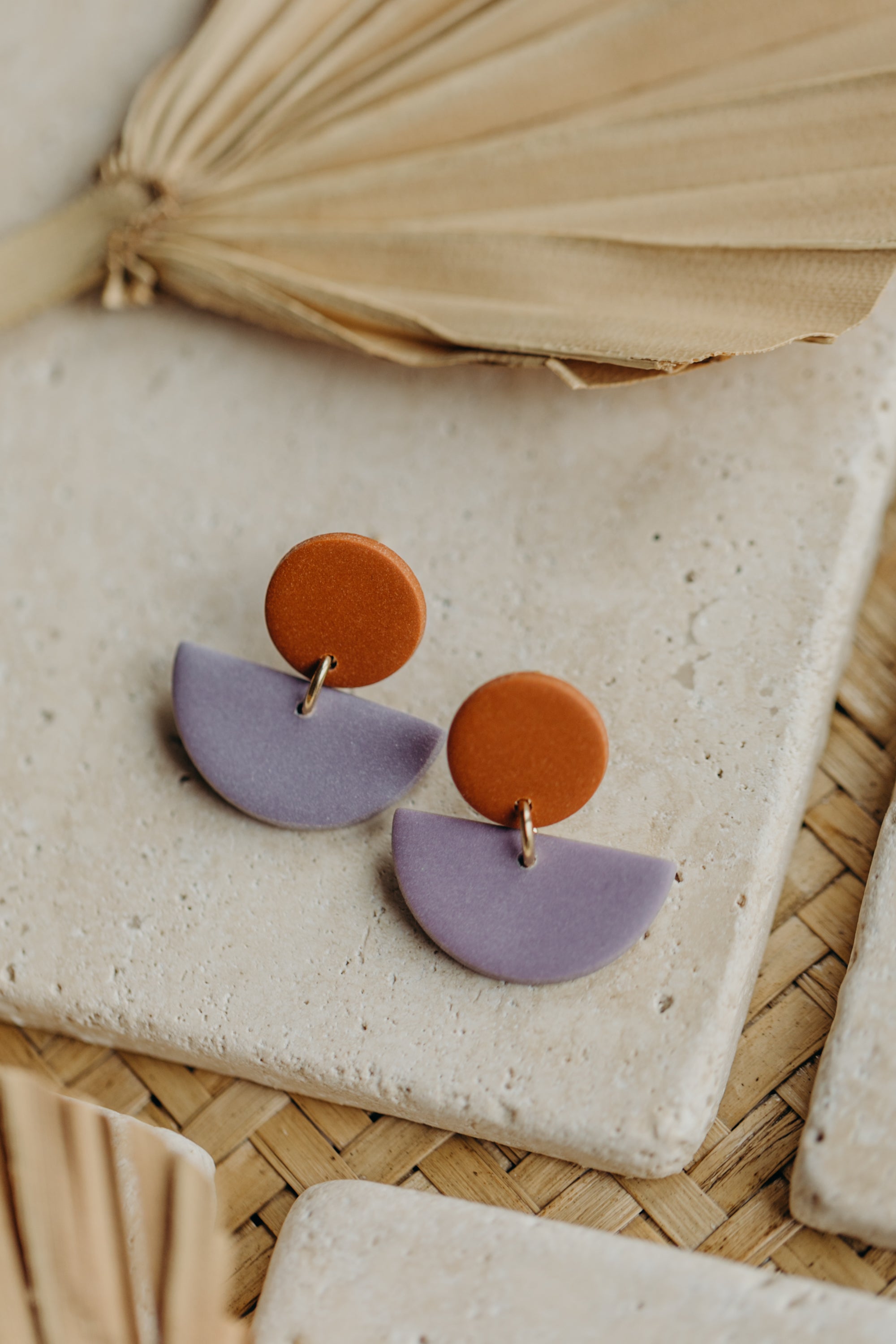 TAMARA - zweifarbige Polymer Ton Ohrringe in Zimt und Hellem Lila