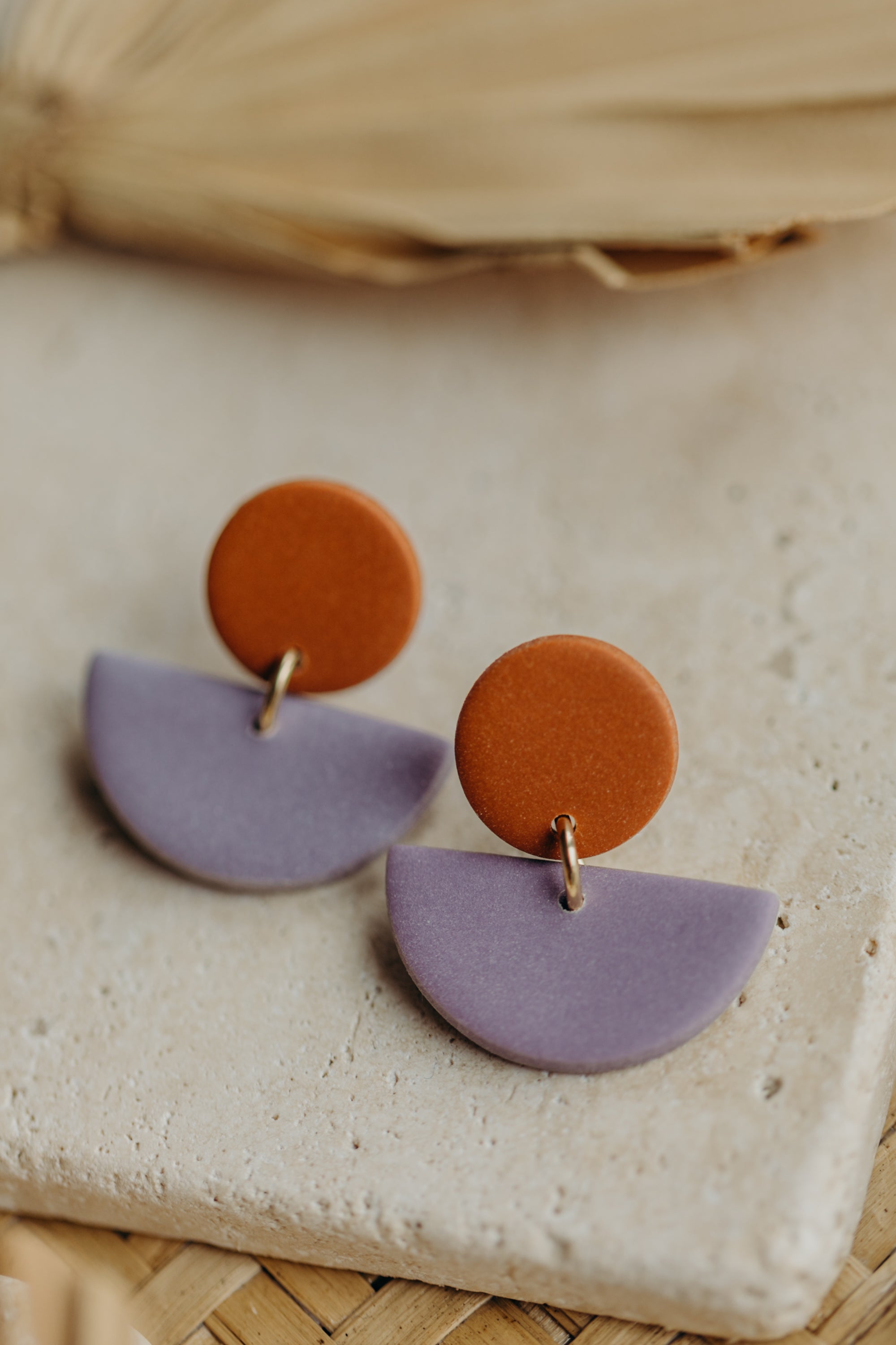 TAMARA - zweifarbige Polymer Ton Ohrringe in Zimt und Hellem Lila
