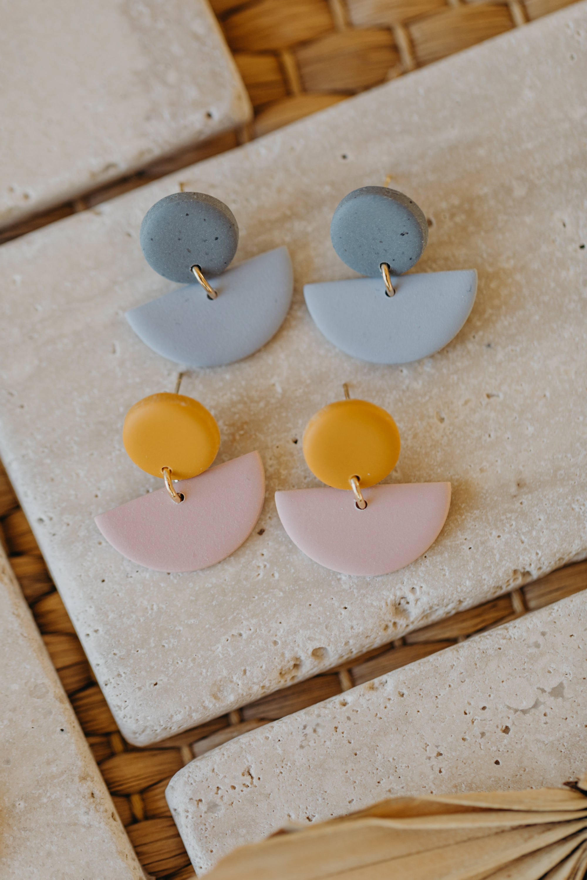 TAMARA - zweifarbige Polymer Ton Ohrringe in Senfgelb und hellem Rosa