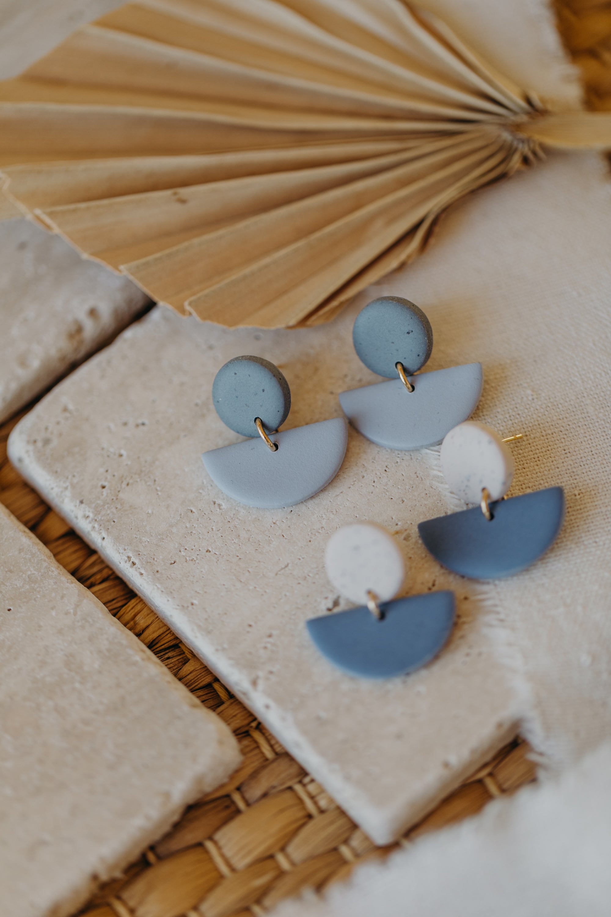 TAMARA - zweifarbige Polymer Ton Ohrringe in hellem Jeansblau und Hellblau