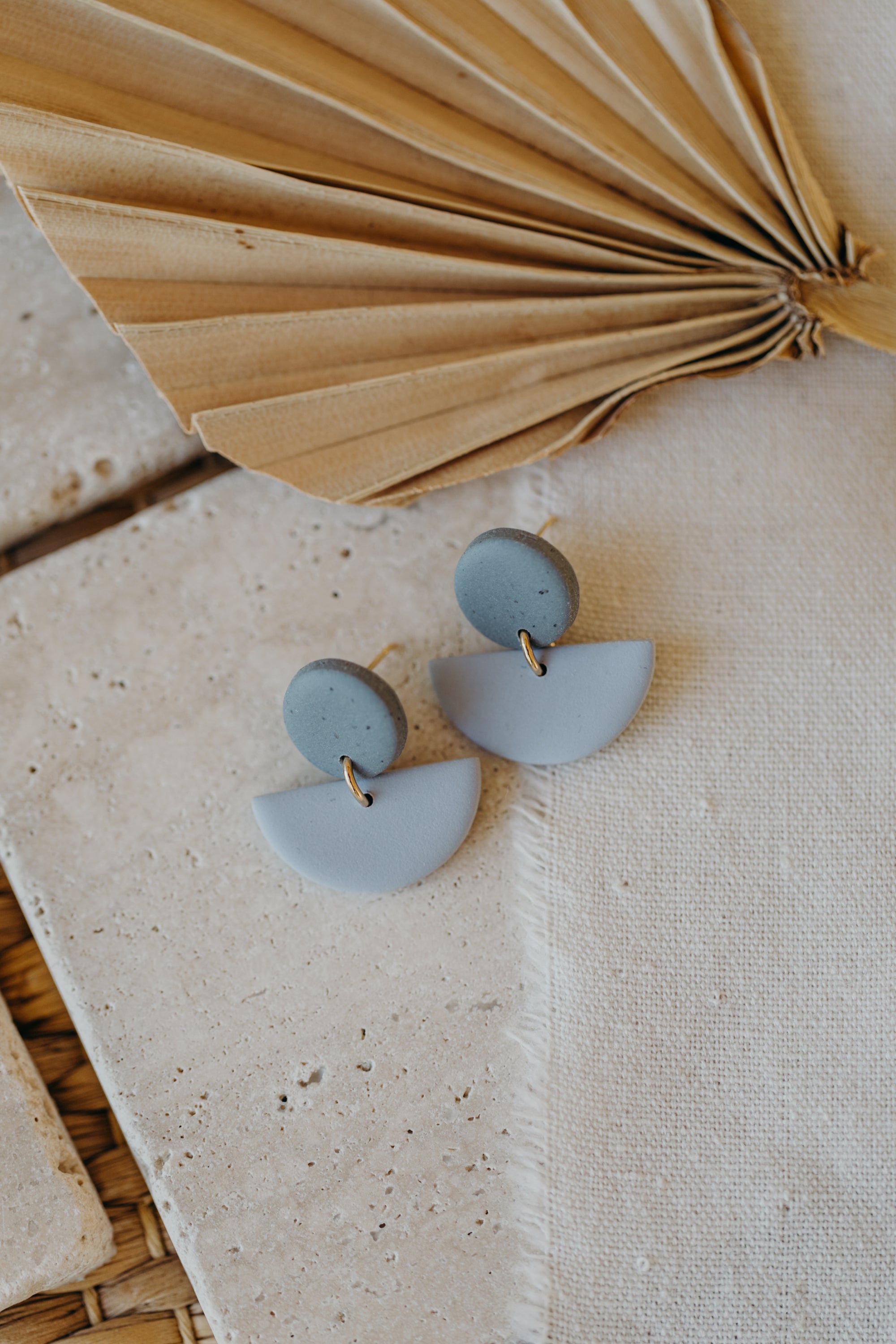 TAMARA - zweifarbige Polymer Ton Ohrringe in hellem Jeansblau und Hellblau