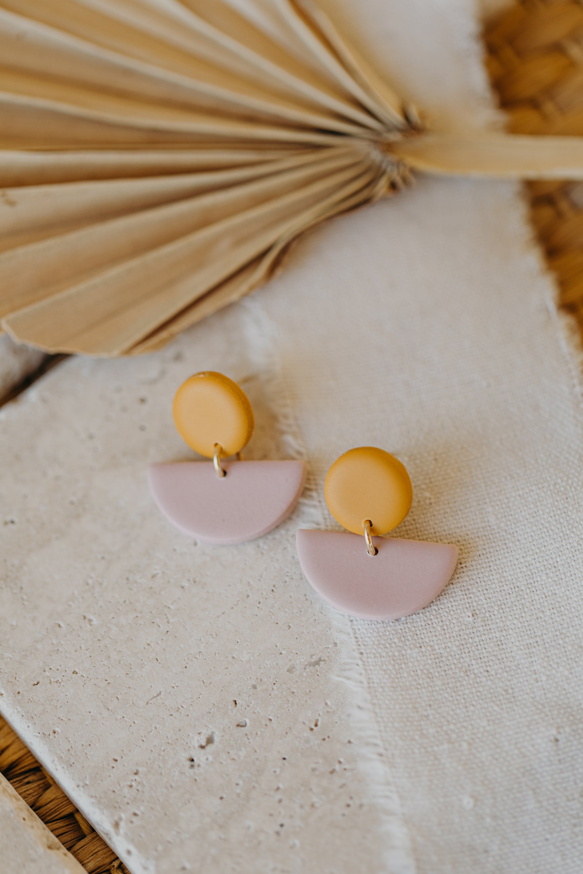 TAMARA - zweifarbige Polymer Ton Ohrringe in Senfgelb und hellem Rosa