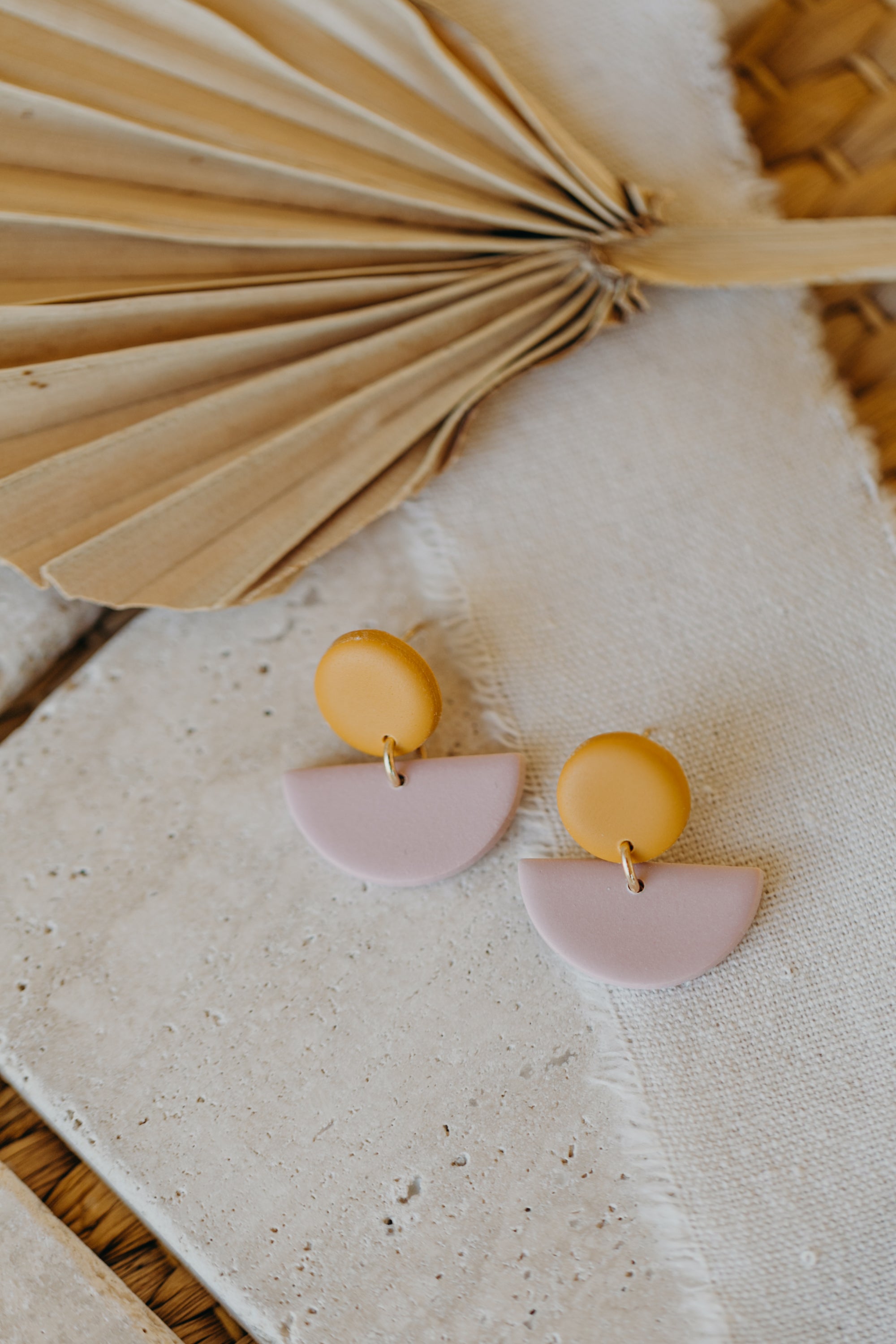 TAMARA - zweifarbige Polymer Ton Ohrringe in Senfgelb und hellem Rosa