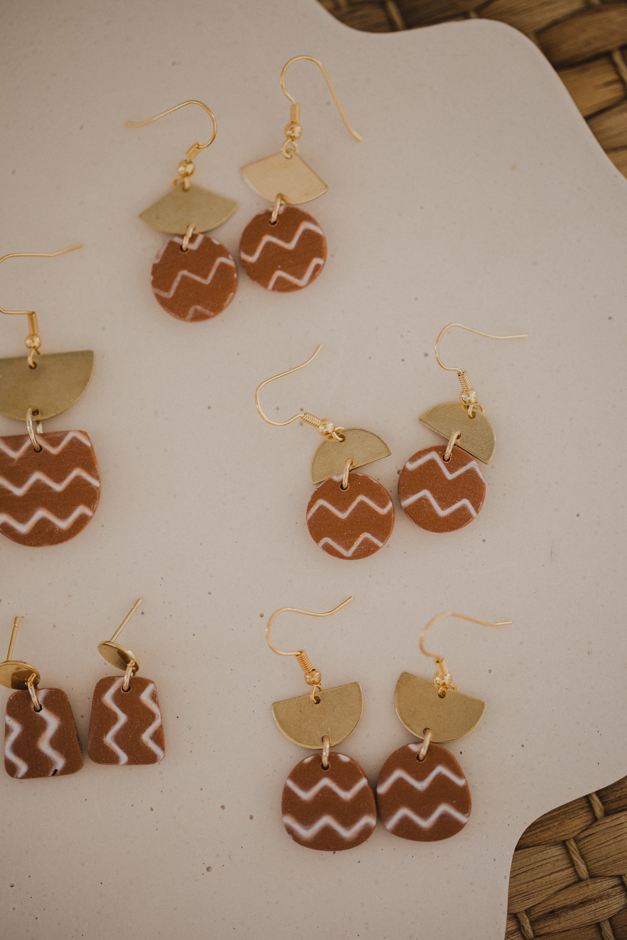 weiß-zimt zickzack gemusterte Ohrringe aus Polymer Ton