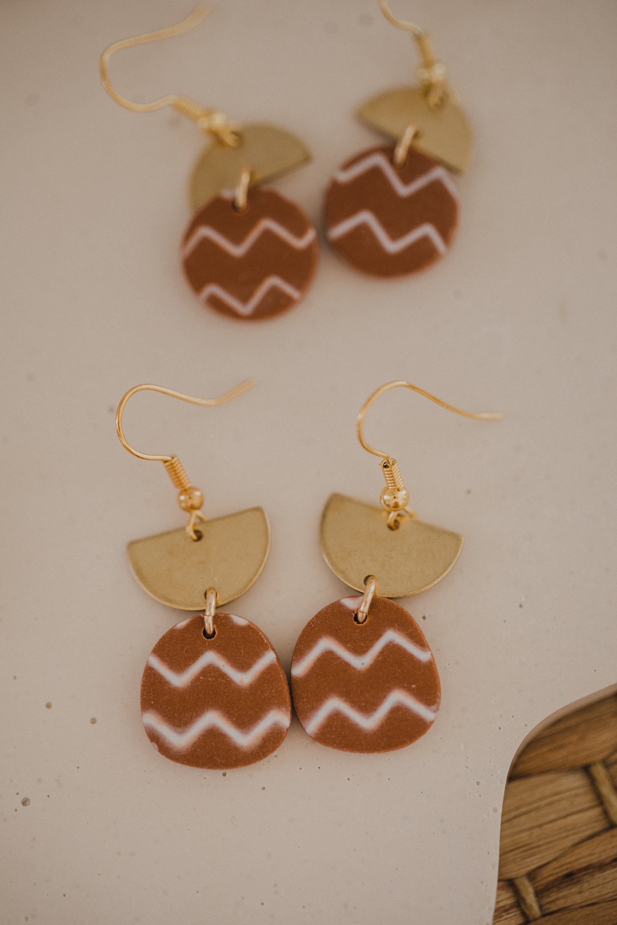 weiß-zimt zickzack gemusterte Ohrringe aus Polymer Ton