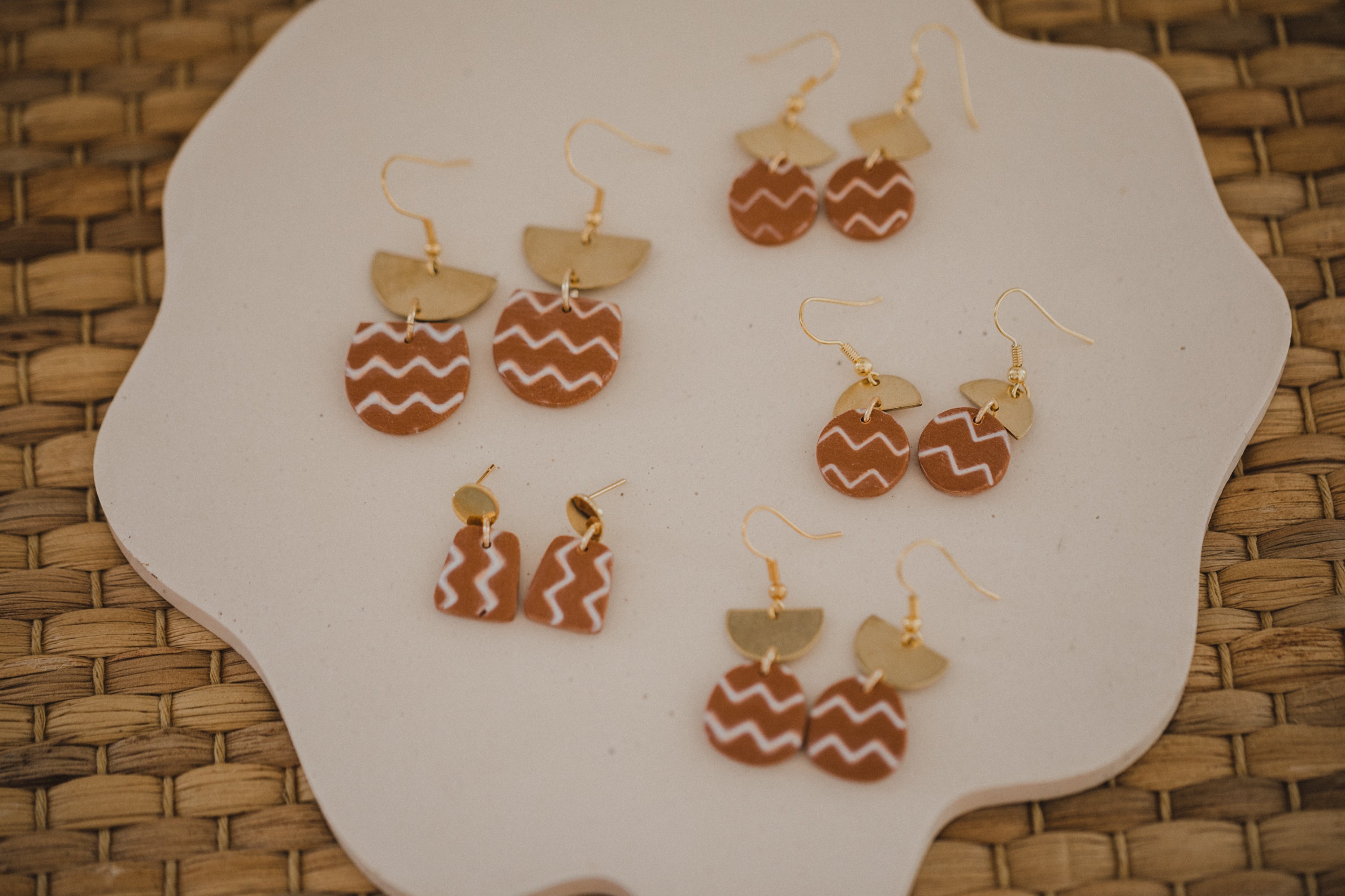 weiß-zimt zickzack gemusterte Ohrringe aus Polymer Ton