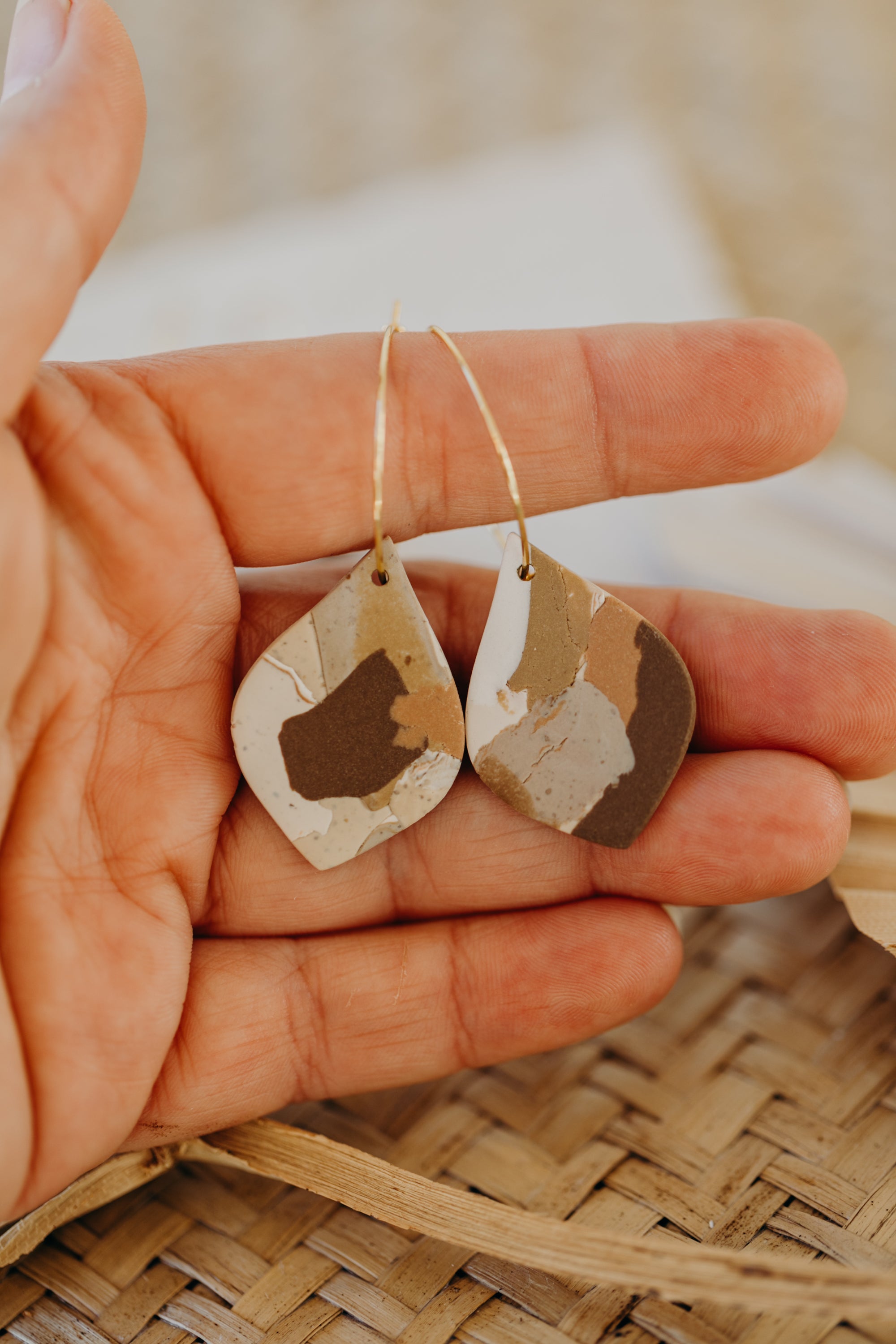 braune Terrazzo Tropfen-Ohrringe aus Polymer Ton