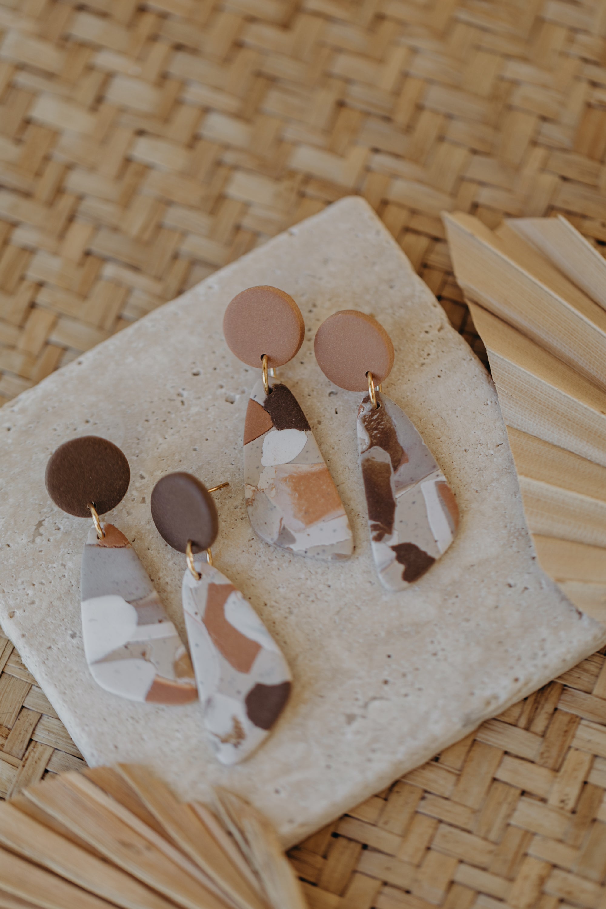 braune längliche Terrazzo Ohrringe aus Polymer Ton