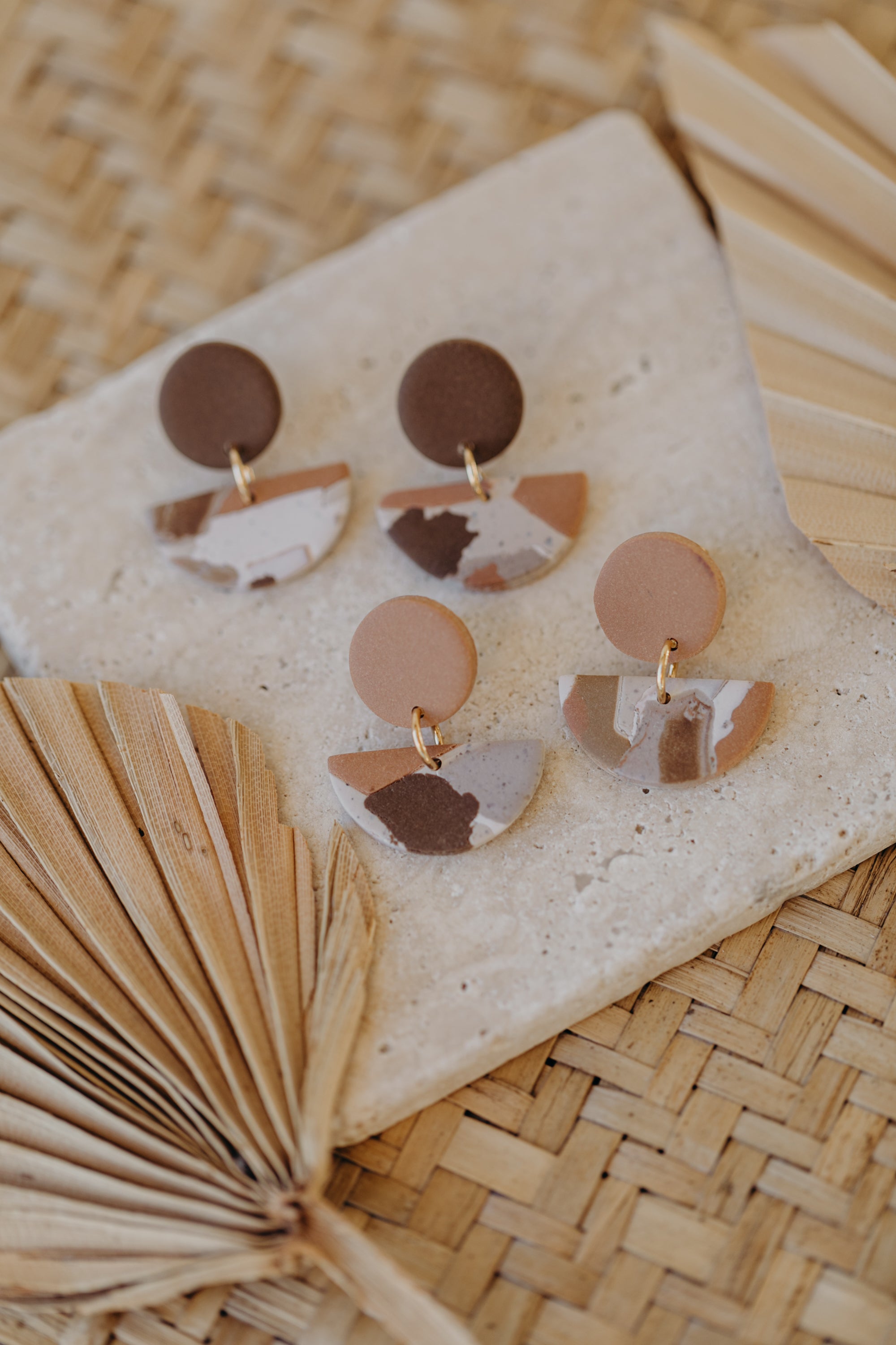braune halbrunde Terrazzo Ohrringe aus Polymer Ton