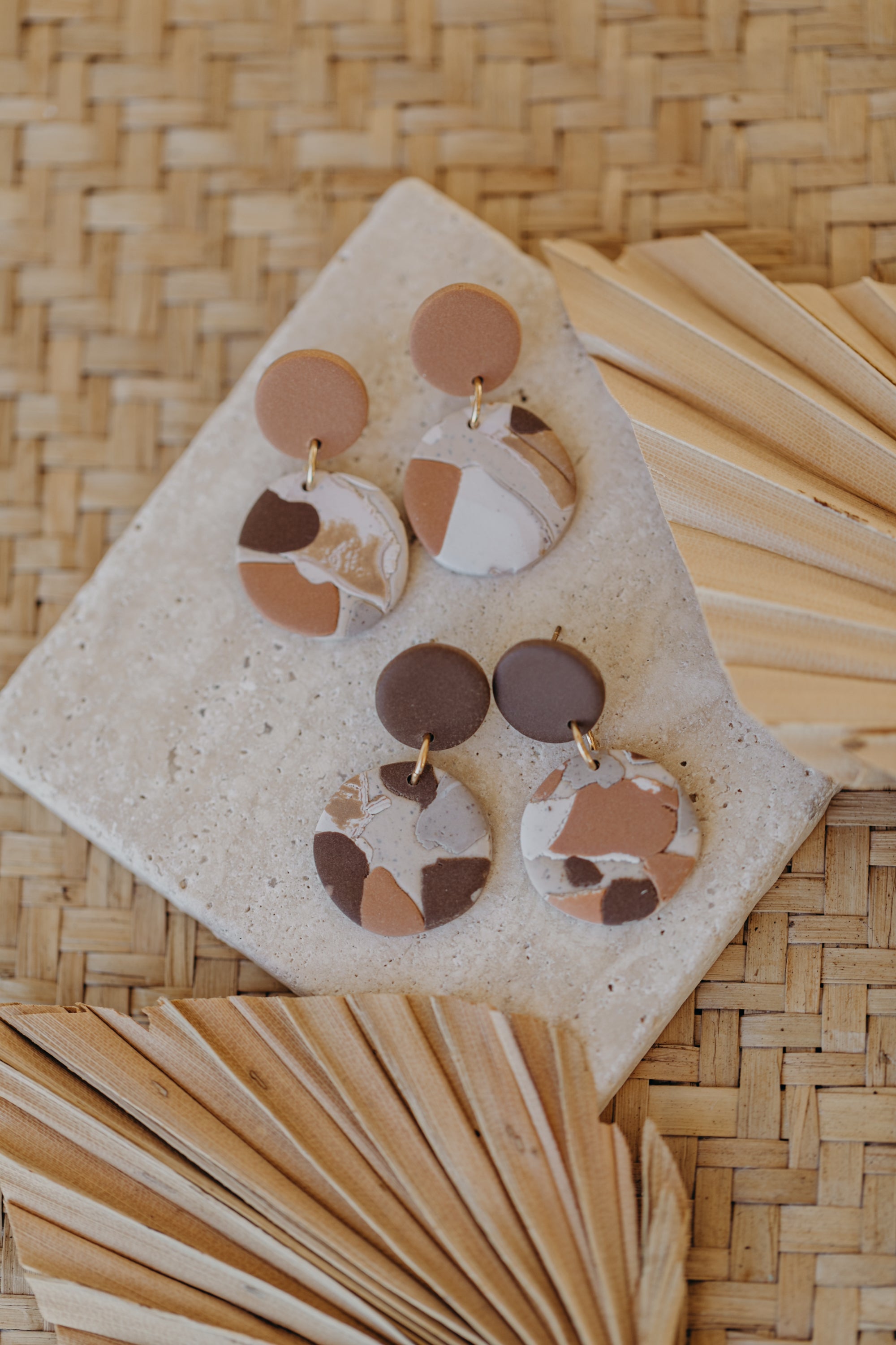 braune runde Terrazzo Ohrringe aus Polymer Ton