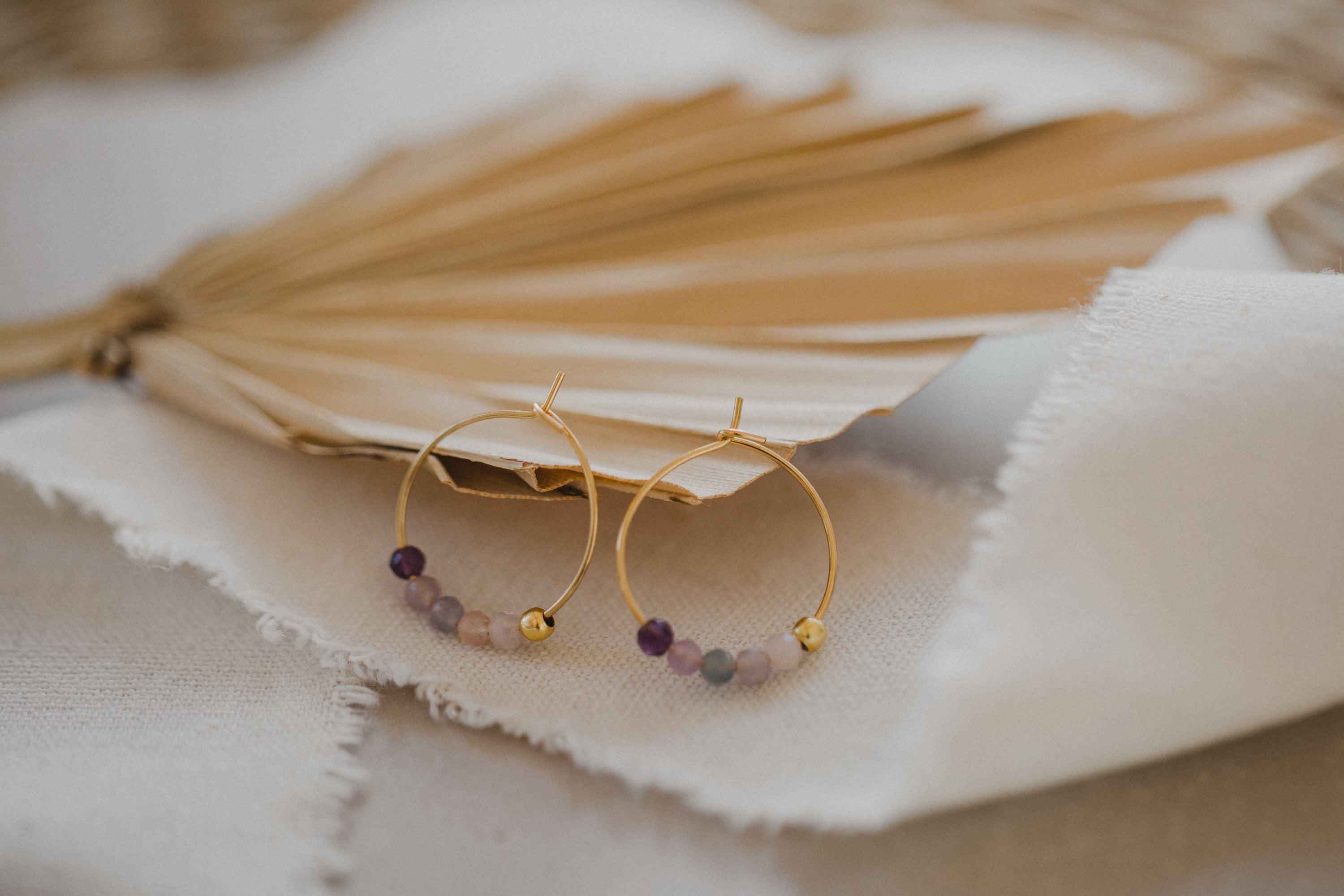 filigrane Creole aus Titan mit Fluorit Edelstein Perlen