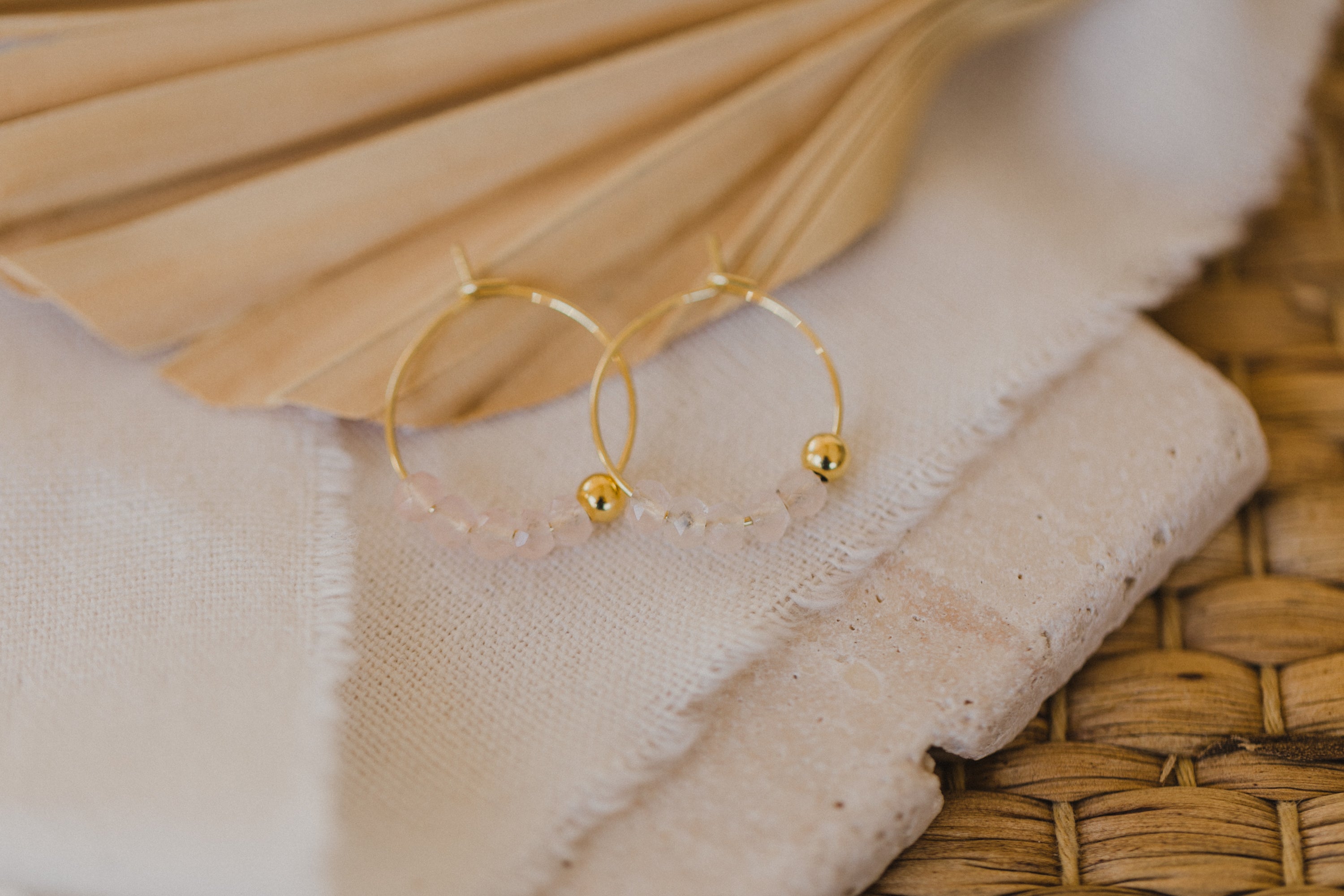 filigrane Creole aus Titan mit Rosenquarz Edelstein Perlen