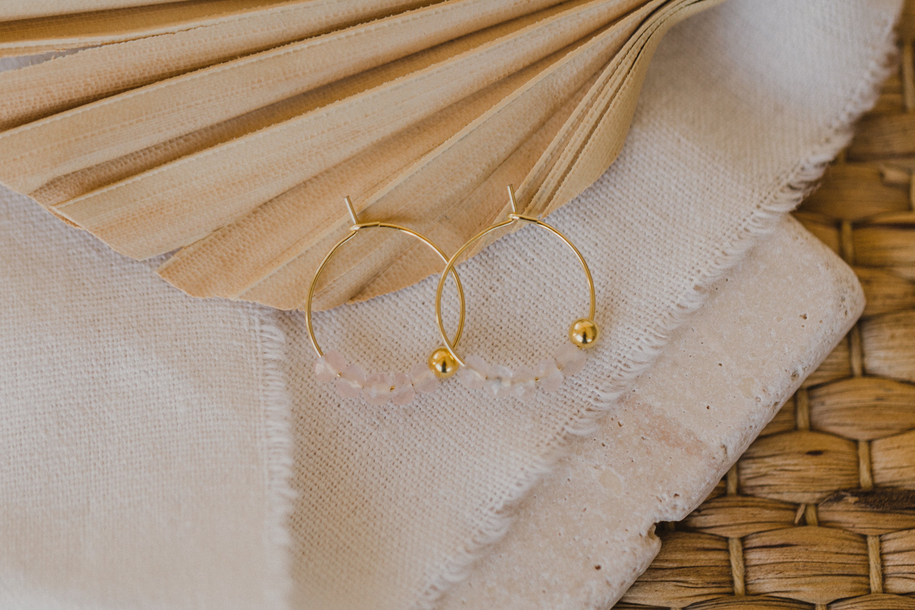 filigrane Creole aus Titan mit Rosenquarz Edelstein Perlen