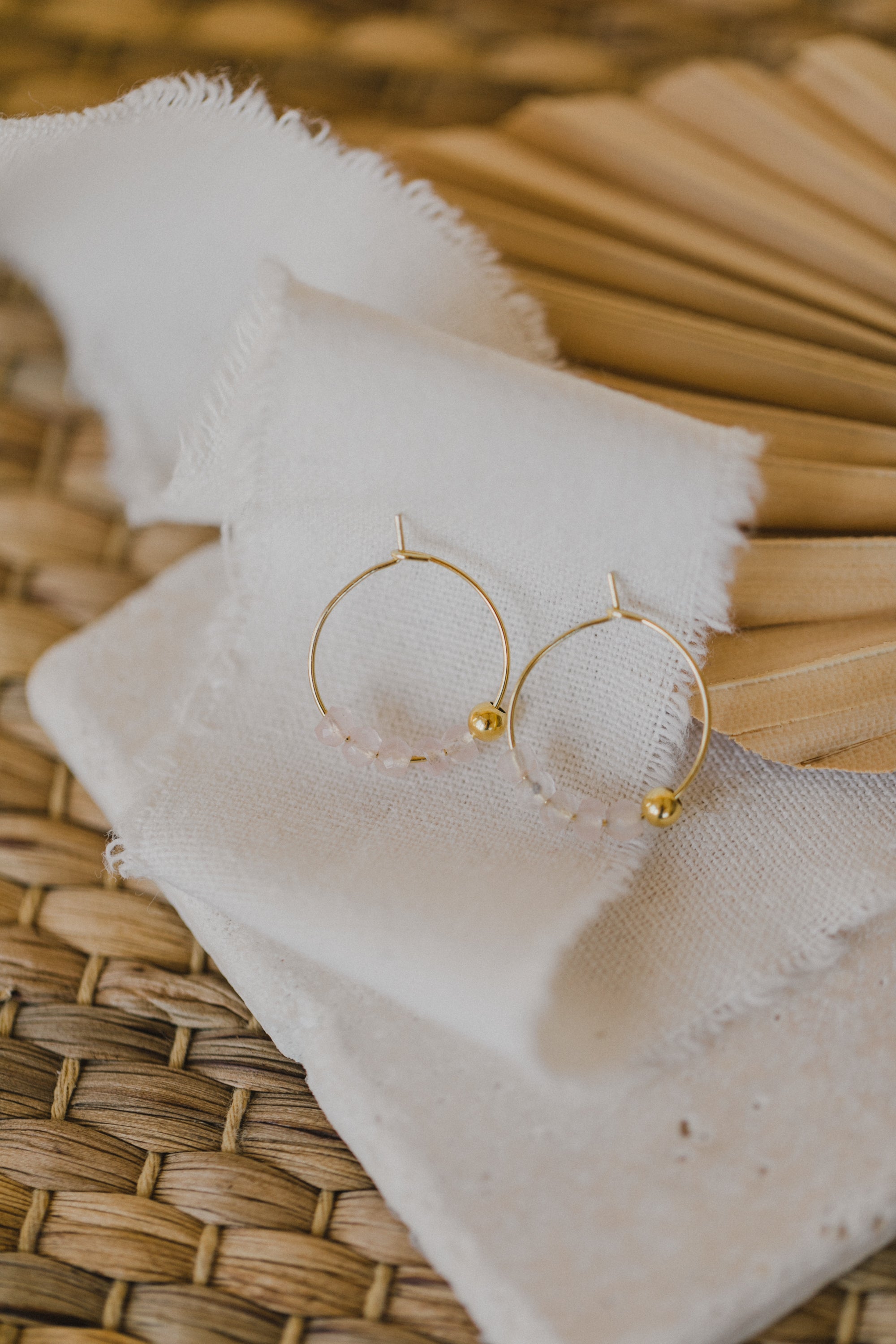 filigrane Creole aus Titan mit Rosenquarz Edelstein Perlen