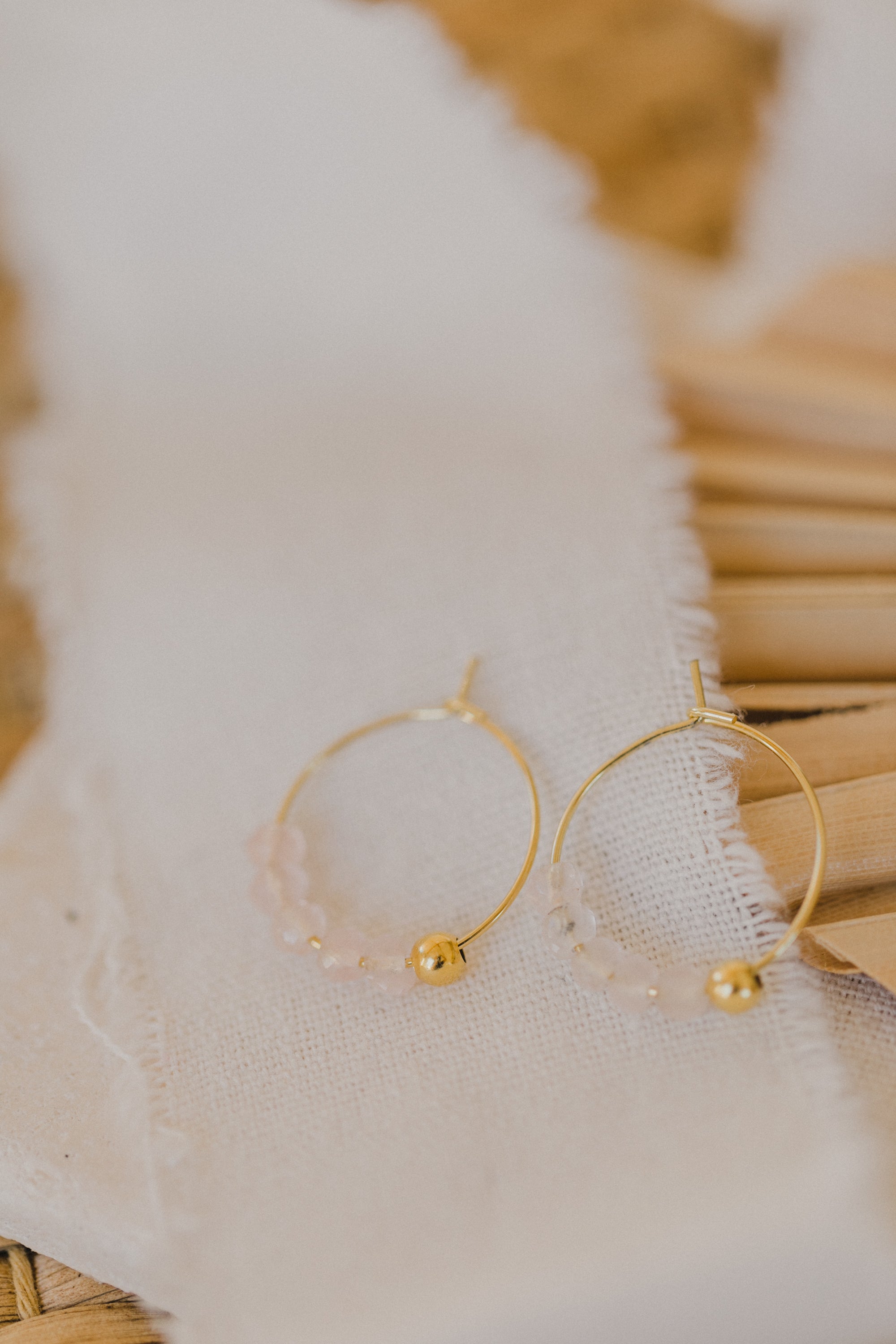 filigrane Creole aus Titan mit Rosenquarz Edelstein Perlen