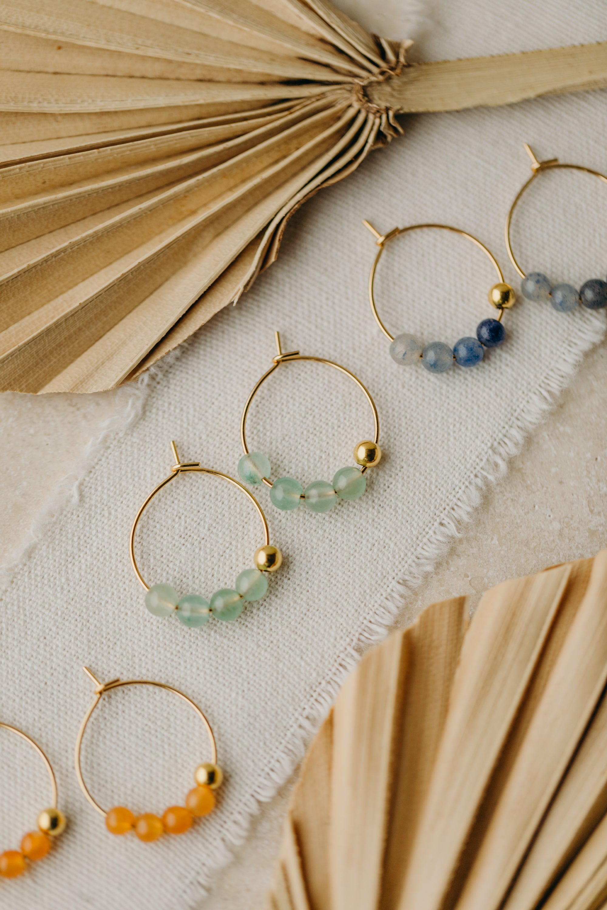 filigree creole made of titanium with green aventurine beads