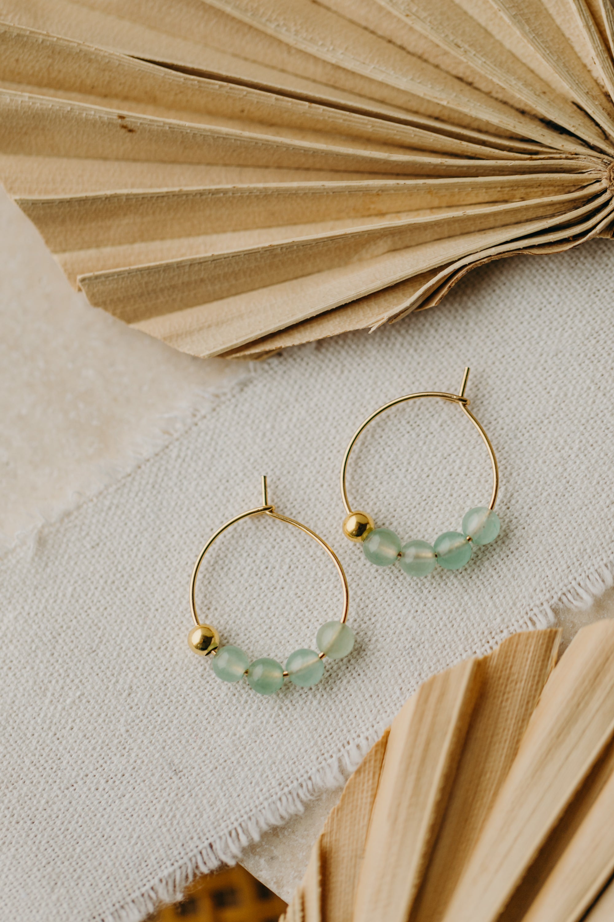 filigree creole made of titanium with green aventurine beads