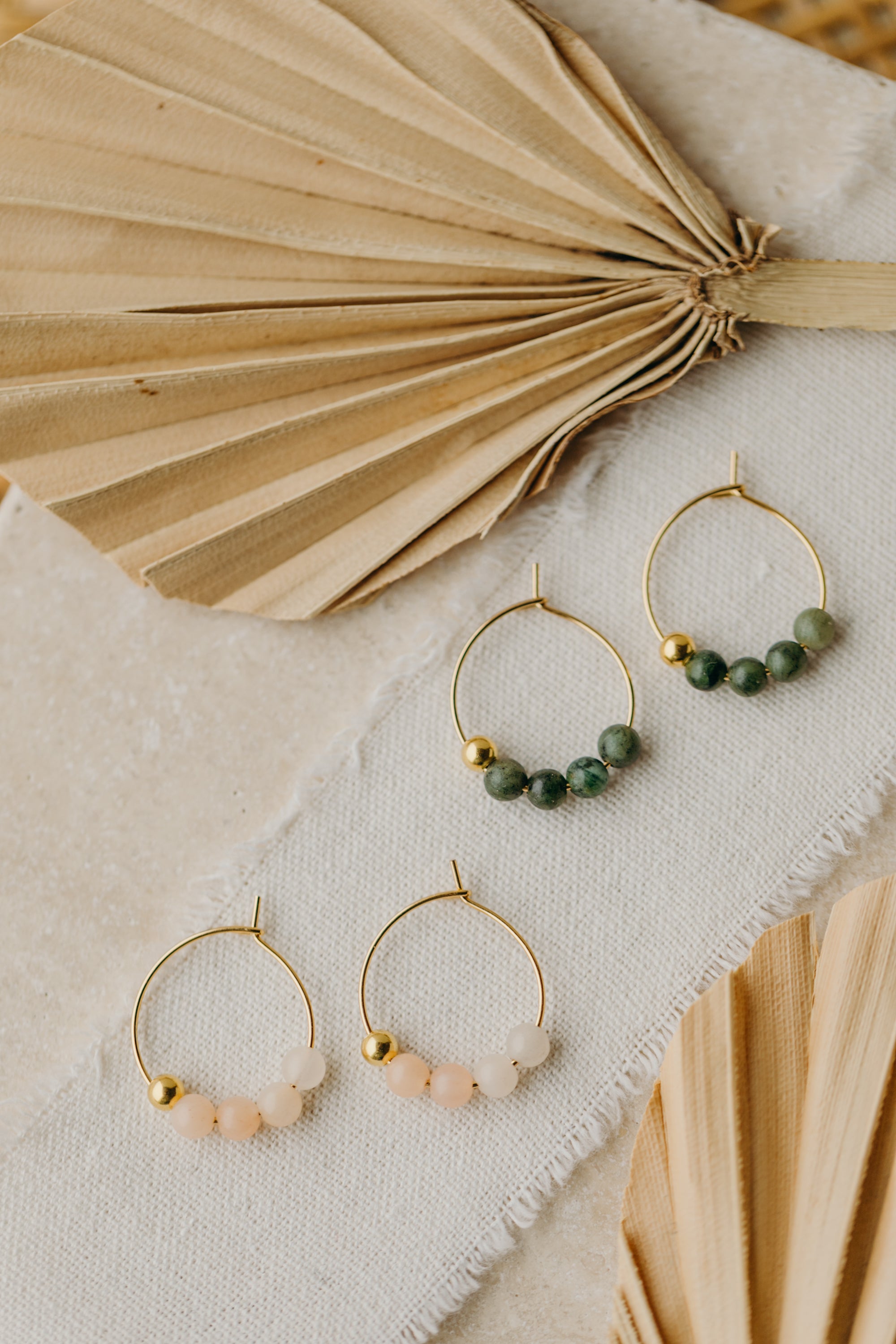 filigrane Creole aus Edelstahl mit apricot farbenen Jadeperlen